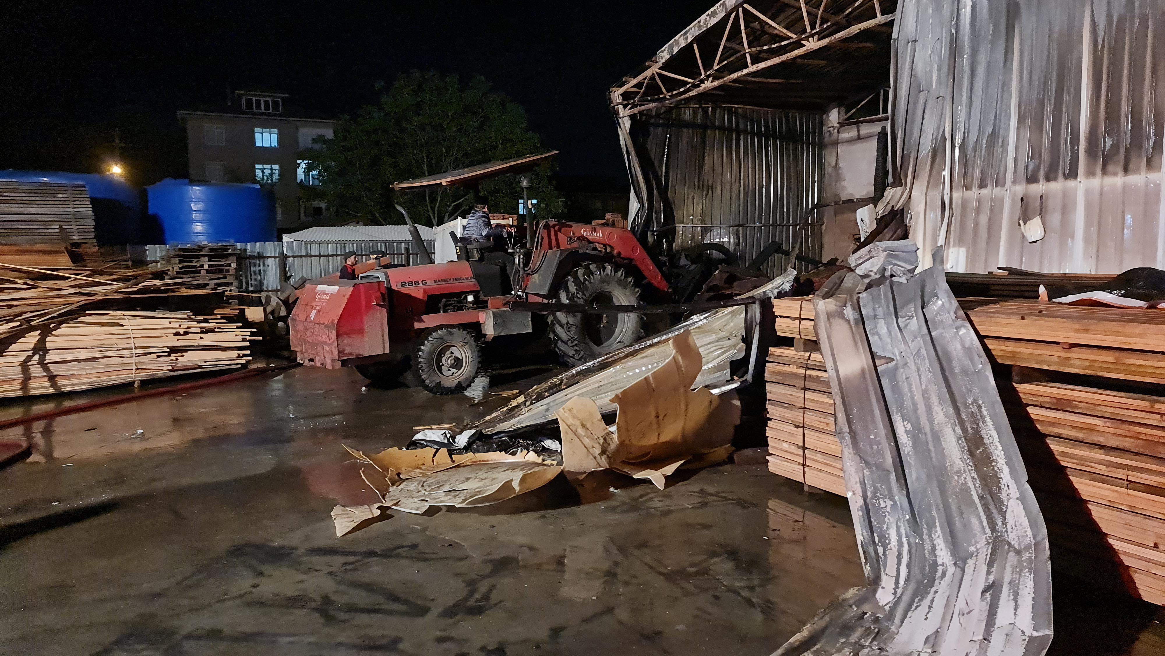 Kereste fabrikası alev alev yandı