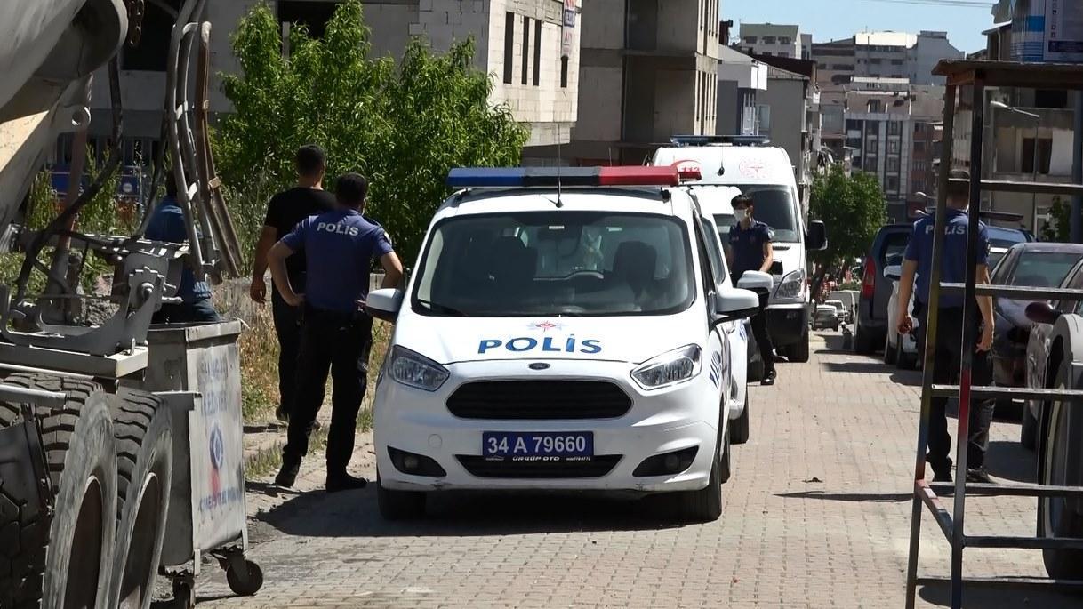 Sultangazide hareketli anlar... Polis merkezinin yakınında silahlı çatışma