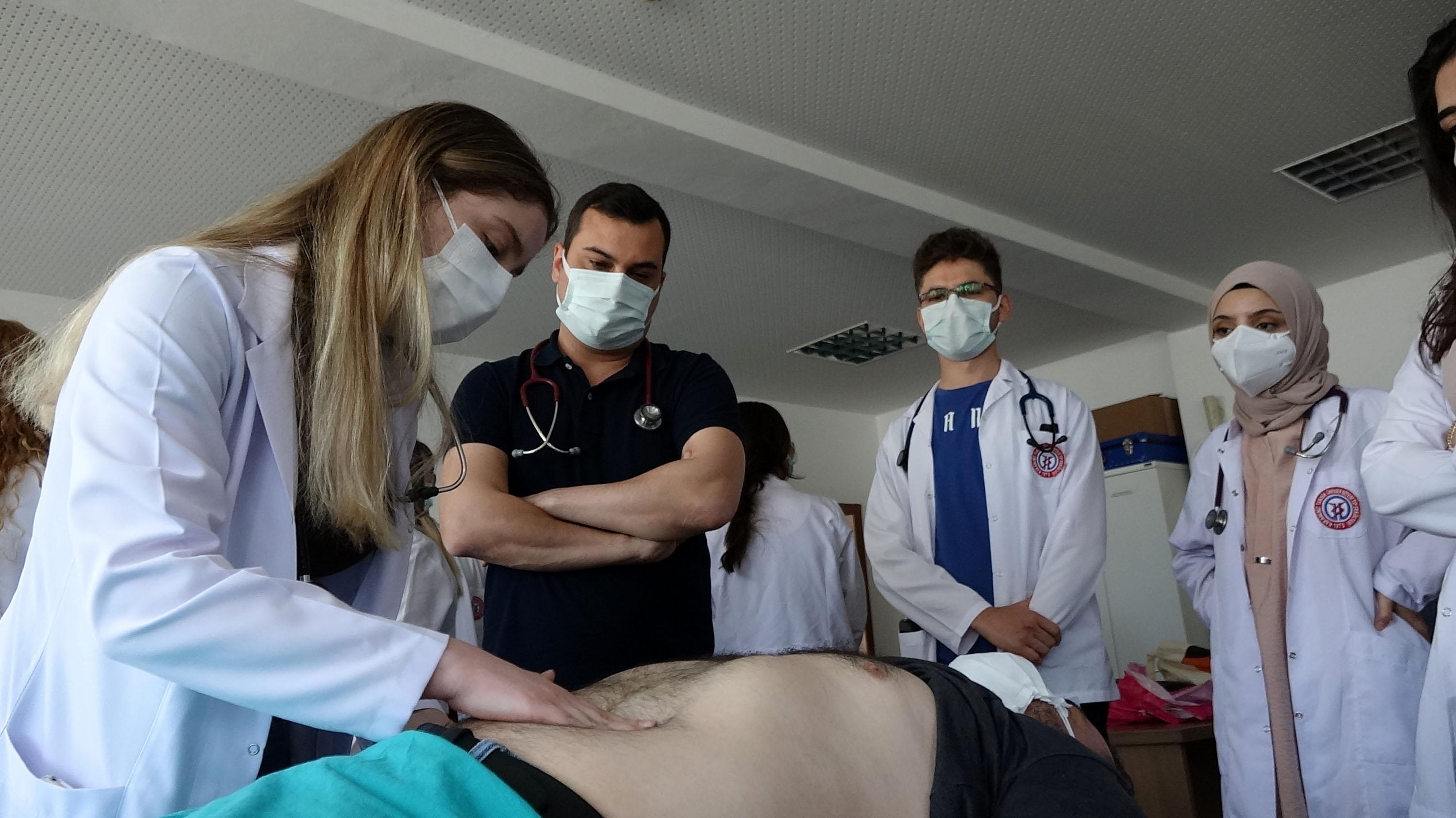 Doktor adaylarına ‘rol’ yapan hastalarla eğitim