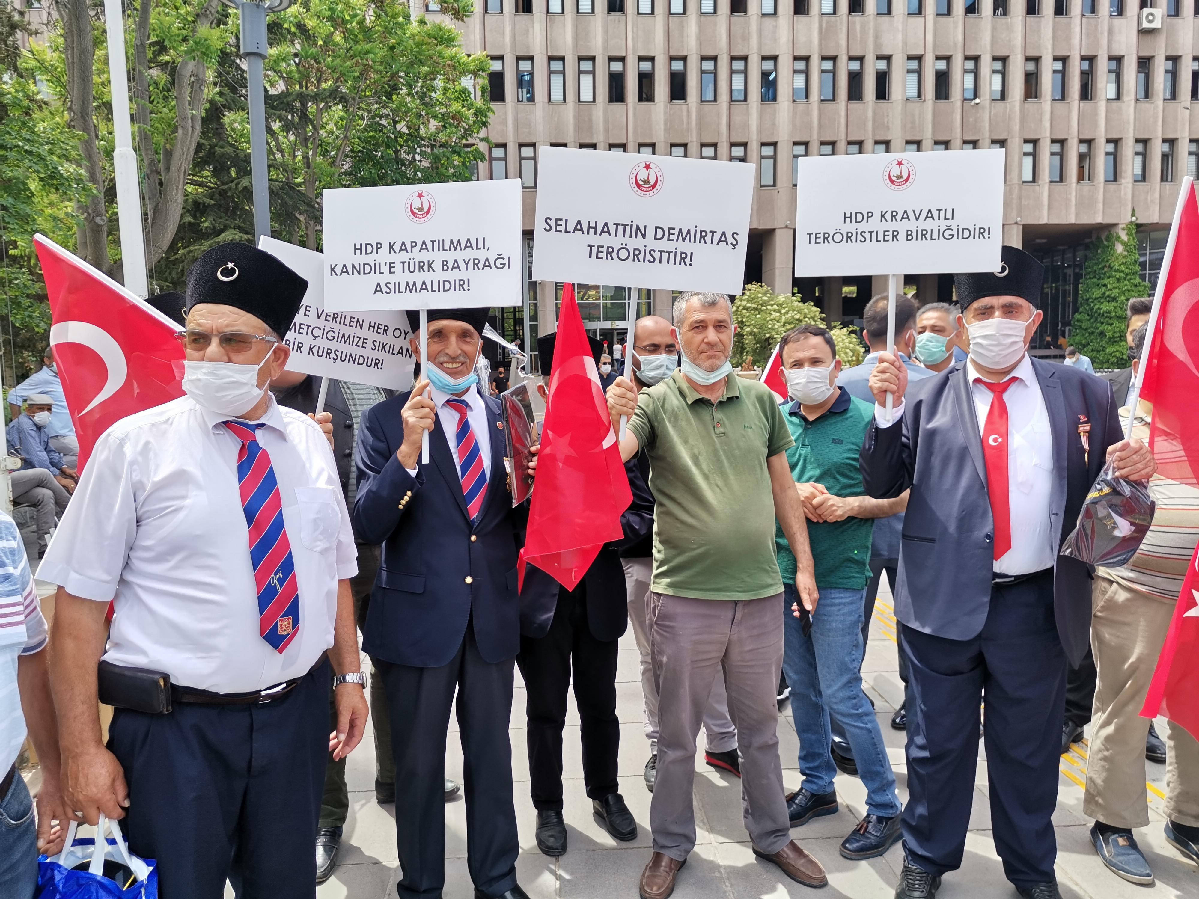 Şehit aileleri ve gazilerden Sedat Pekere suç duyurusu