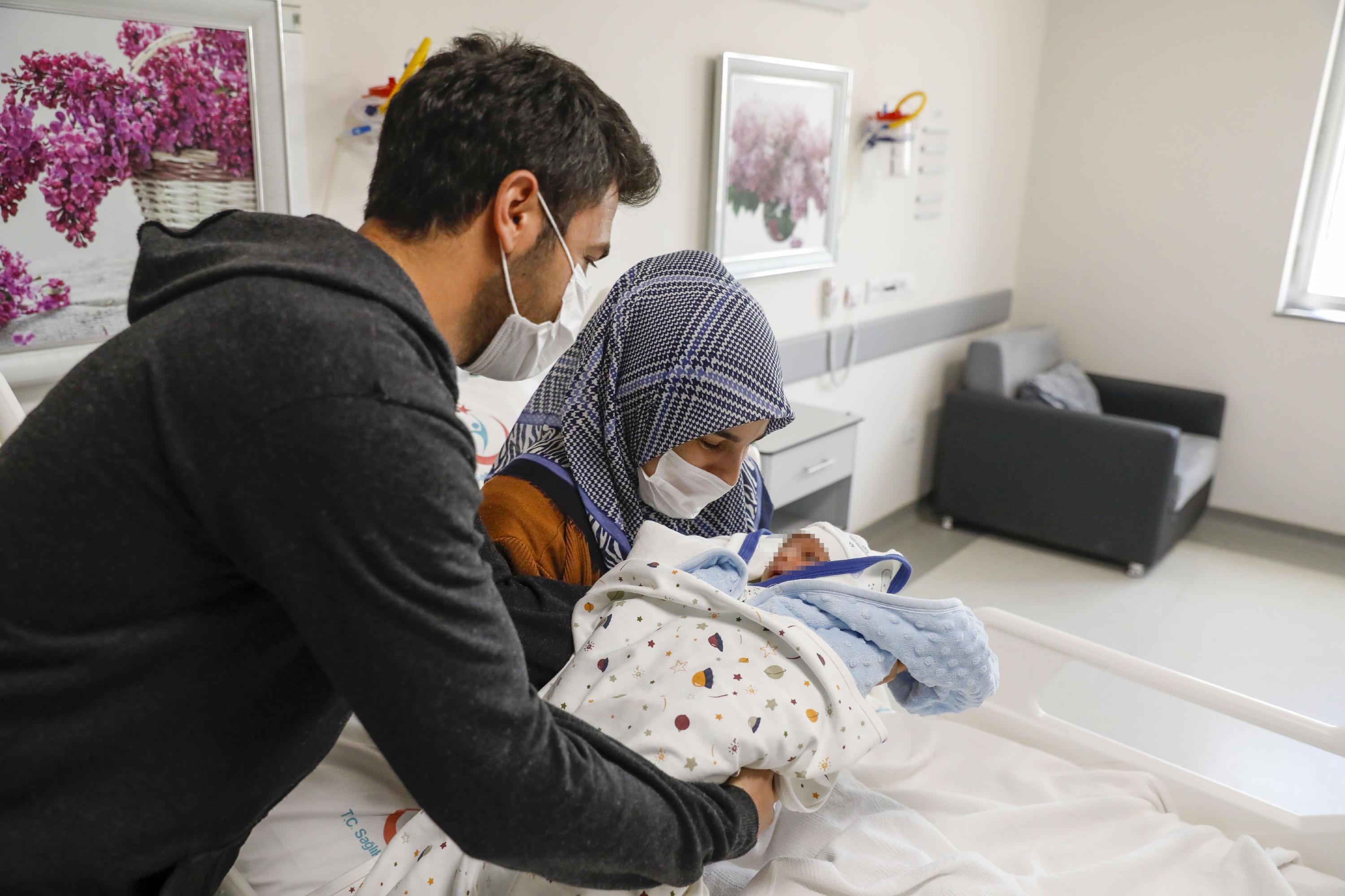 Hamileyken koronavirüse yakalandı...Entübe edilen kadının bebeğiyle ilk buluşması