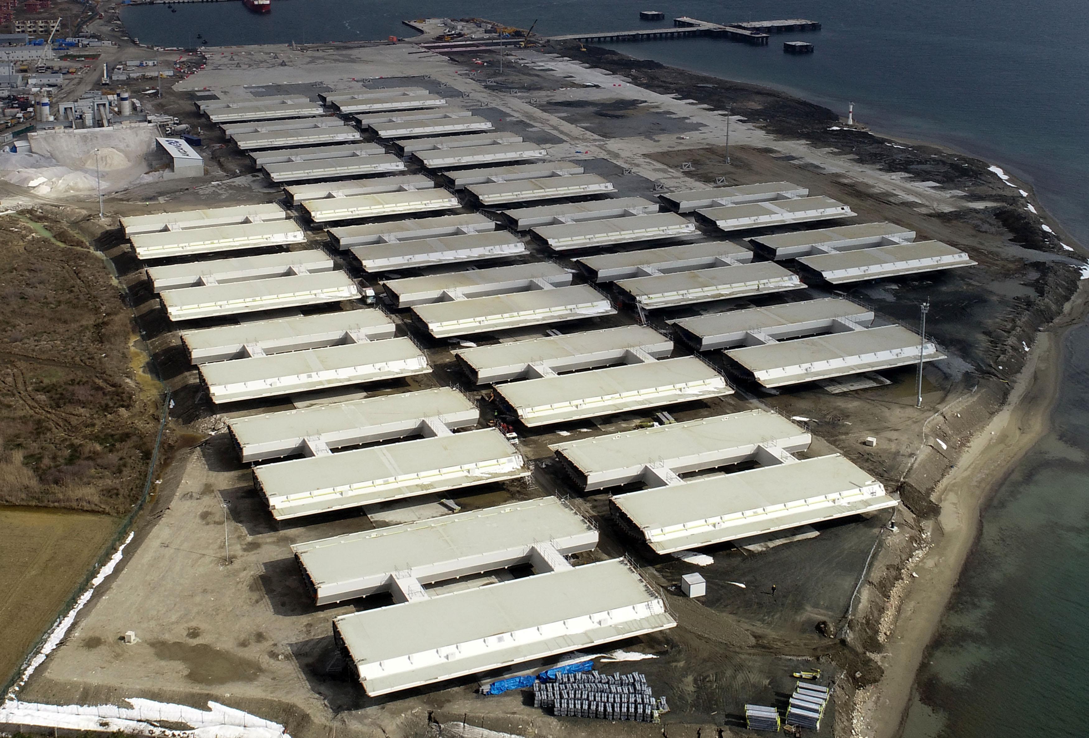 1915 Çanakkale Köprüsü tabliye bloklarının montajında kullanılacak yüzer vinç geldi