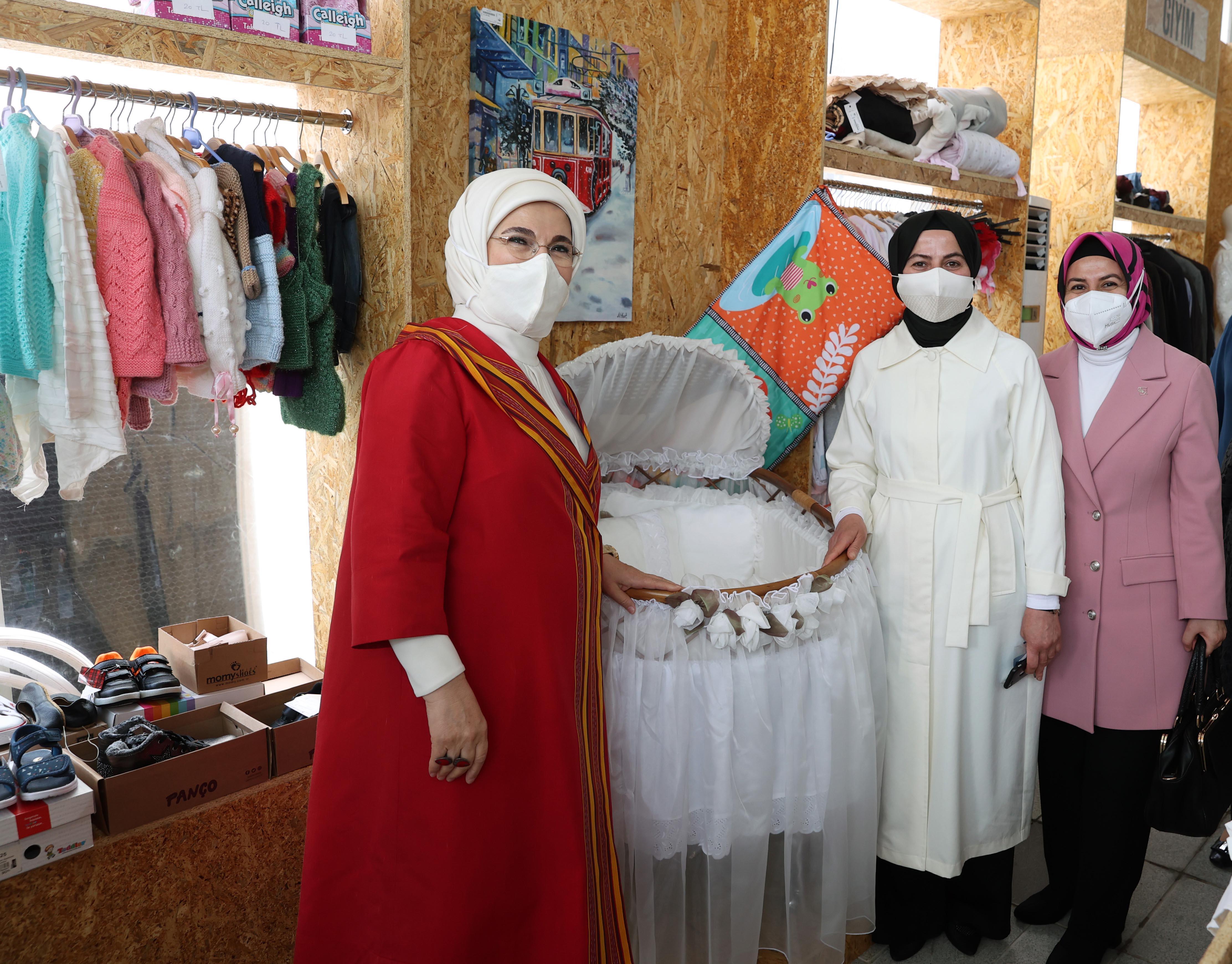 Emine Erdoğan, geliri Filistinli çocuklara bağışlanacak dönüşüm pazarını ziyaret etti