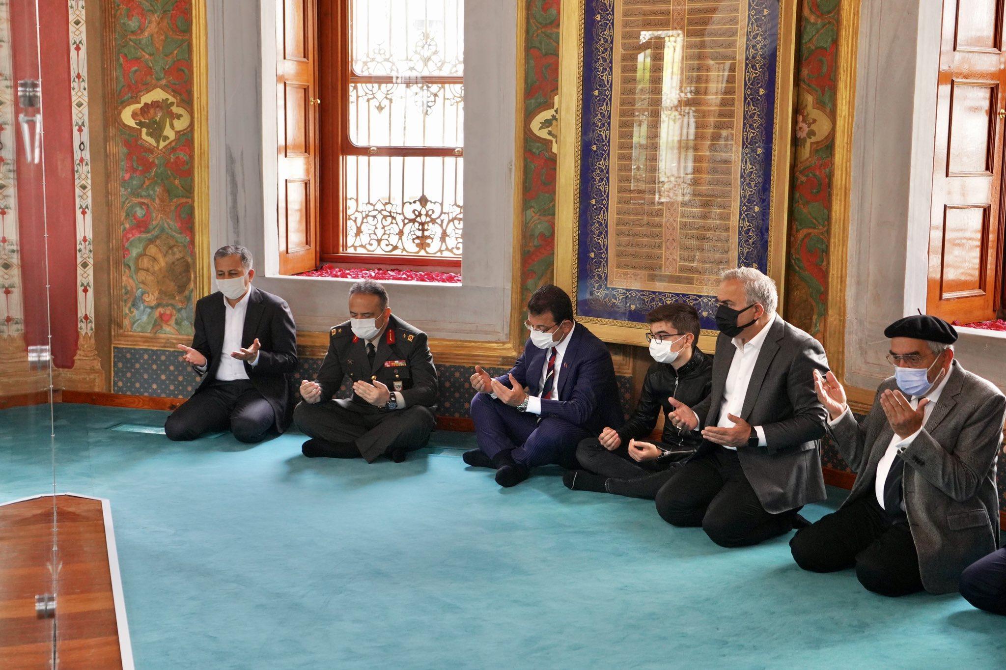 Vali Yerlikaya ile İBB Başkanı İmamoğlu Fatih Sultan Mehmet Türbesinde anmaya katıldı