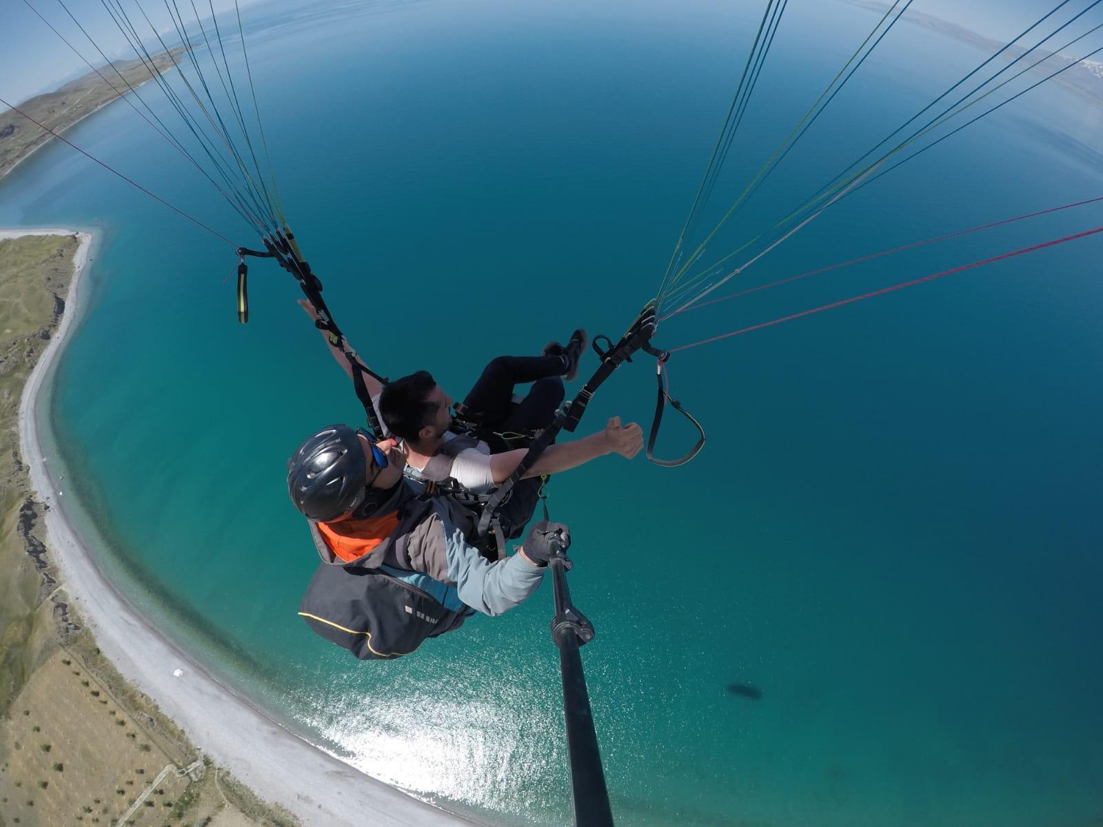 Van Gölü kıyıları, yamaç paraşütçülerin yeni adresi oldu