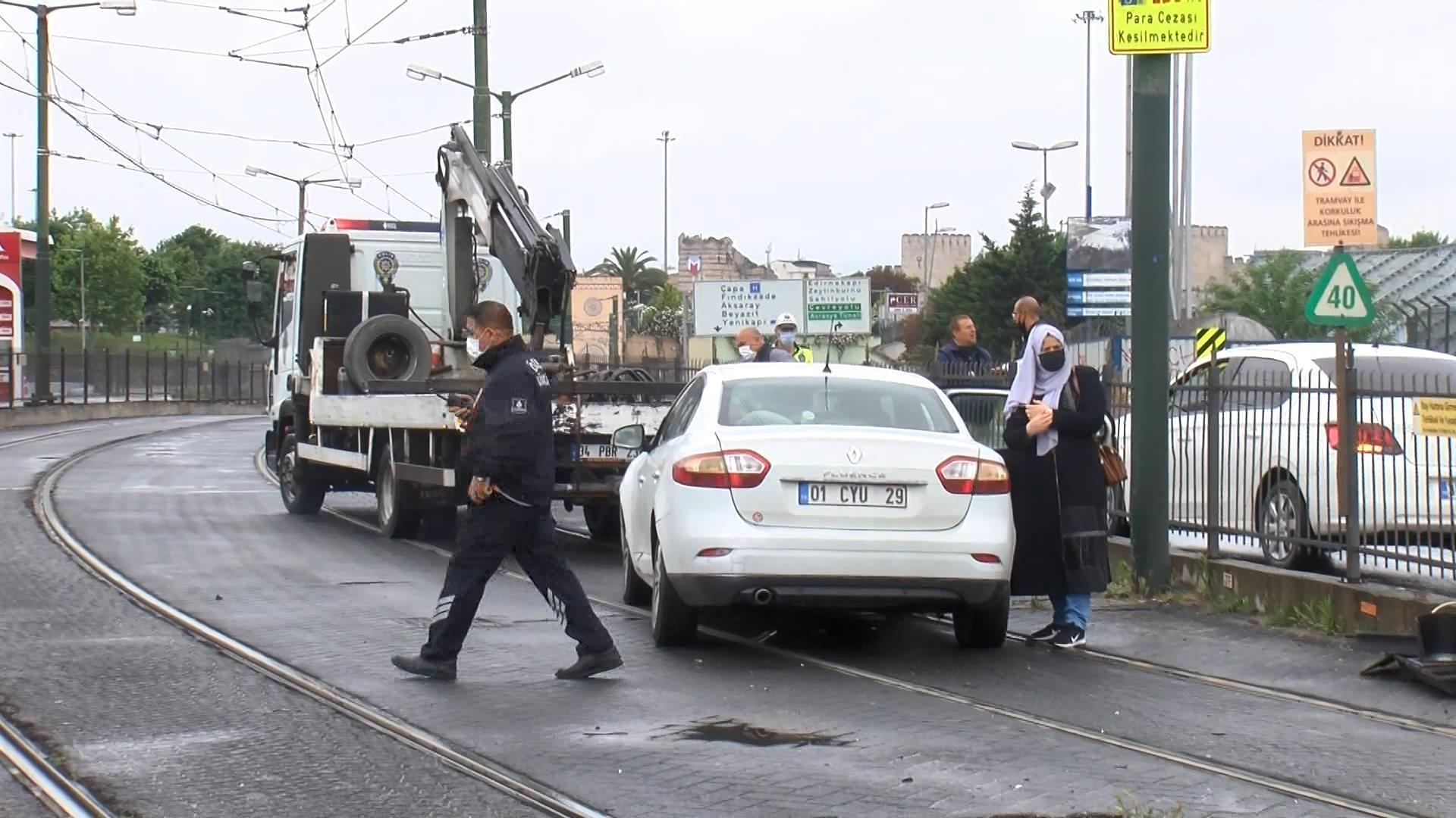 Tramvay yolunda kaza: Seferler aksadı, yolcular yürüdü