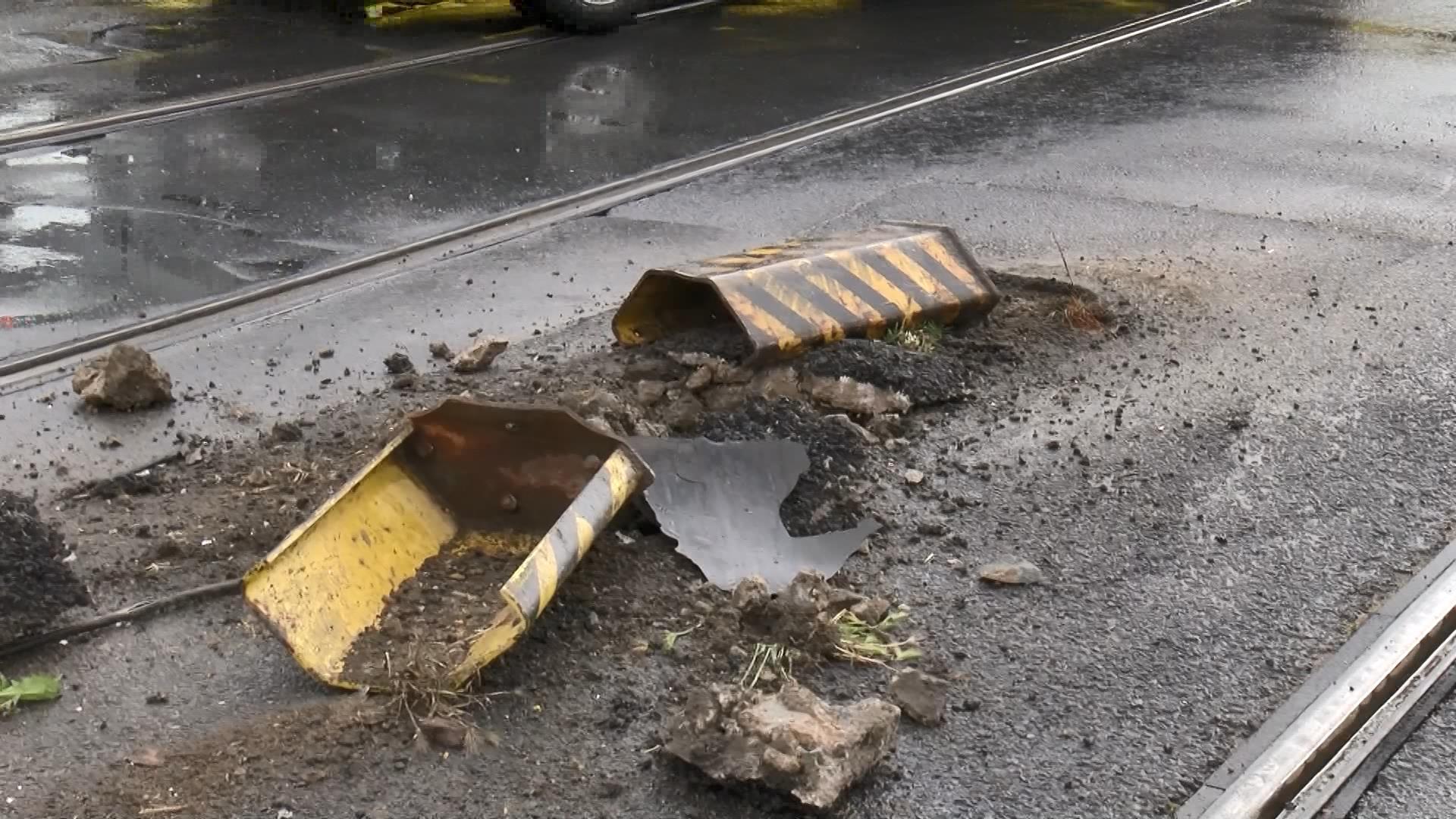 Tramvay yolunda kaza: Seferler aksadı, yolcular yürüdü