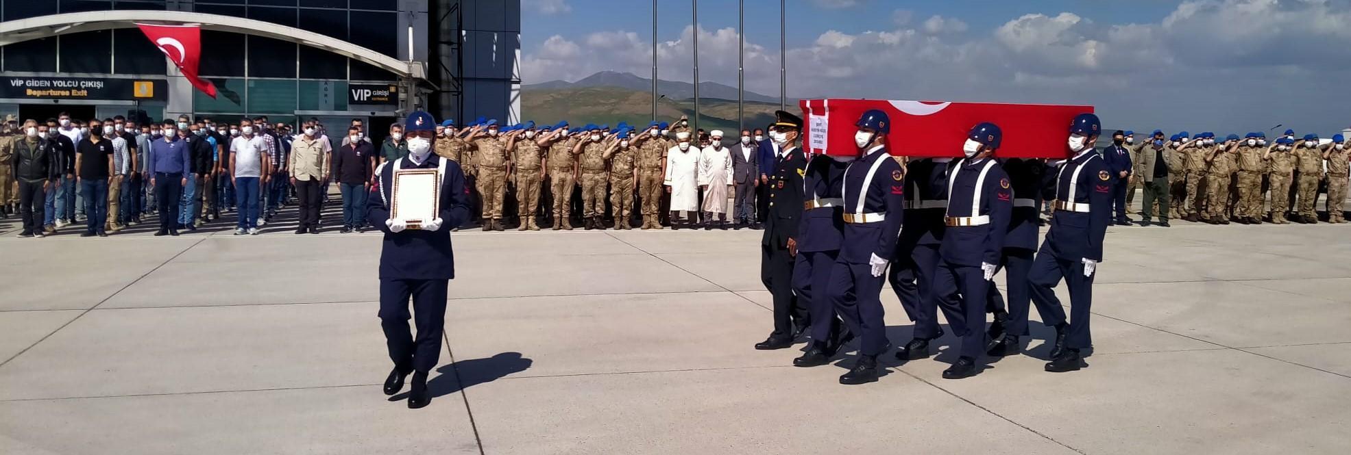 Şehit uzman çavuş için Ağrıda tören