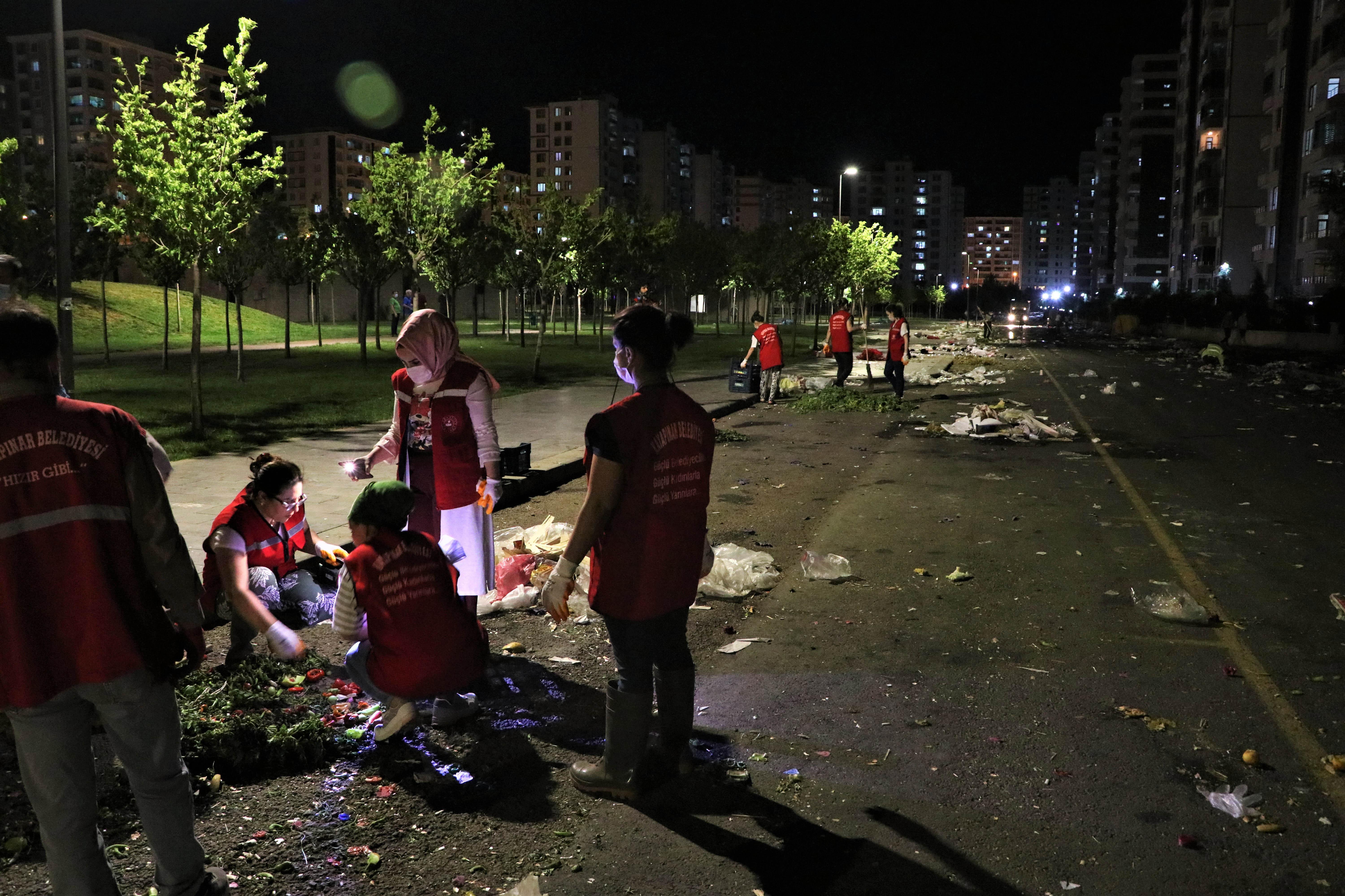 Gönüllü kadınlar, pazardaki sebze meyve atıklarını toplayıp gübreye dönüştürüyor