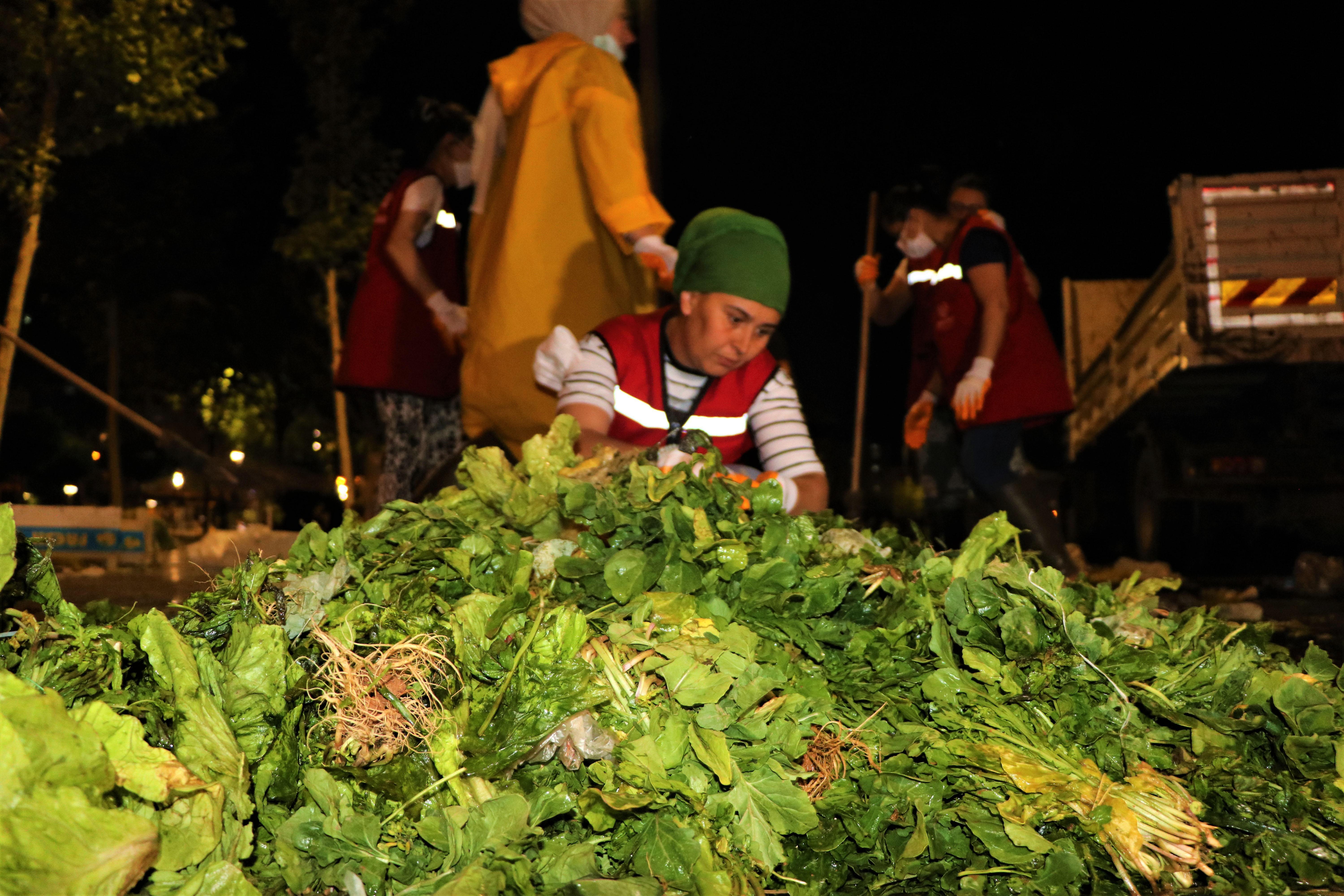 Gönüllü kadınlar, pazardaki sebze meyve atıklarını toplayıp gübreye dönüştürüyor