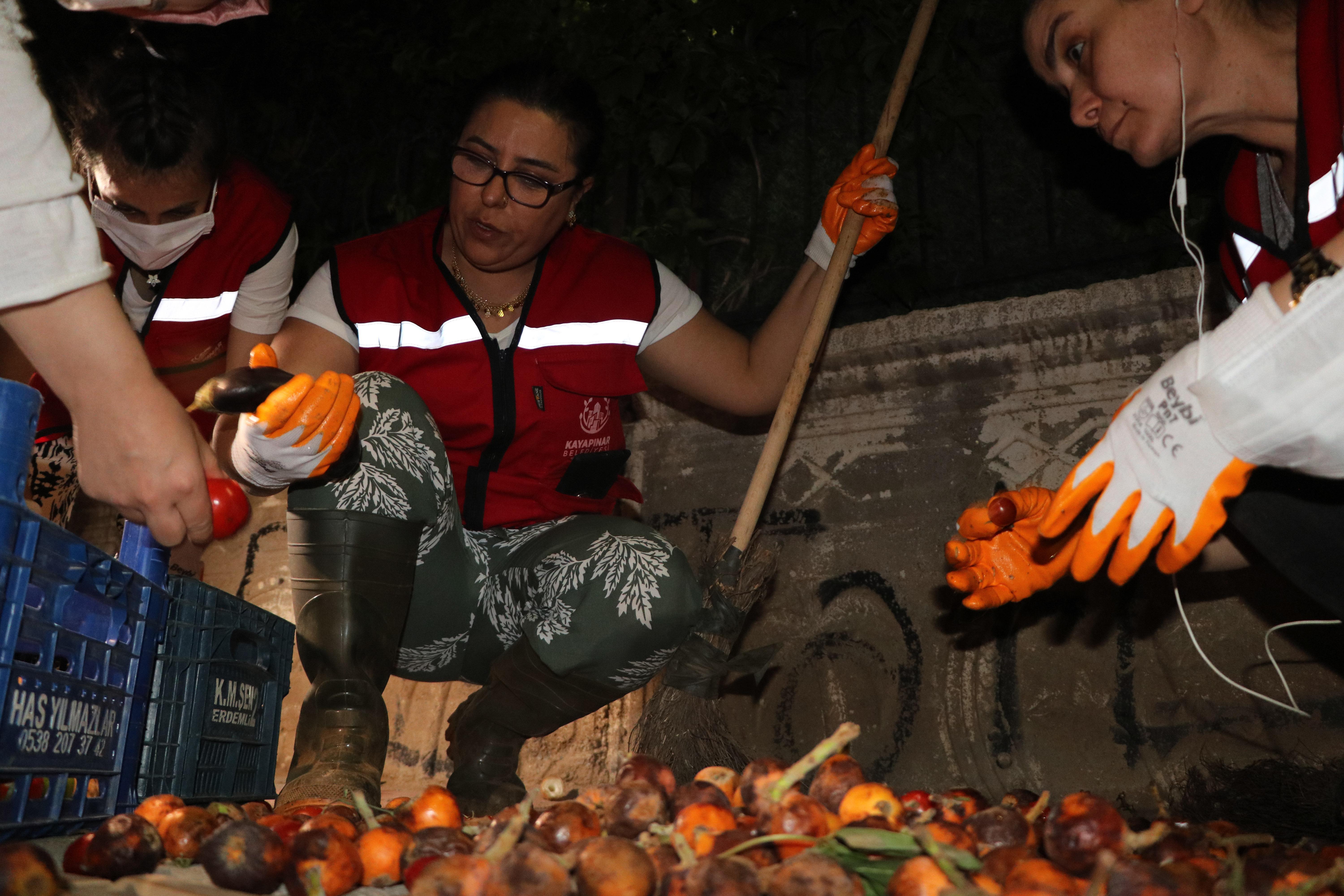 Gönüllü kadınlar, pazardaki sebze meyve atıklarını toplayıp gübreye dönüştürüyor