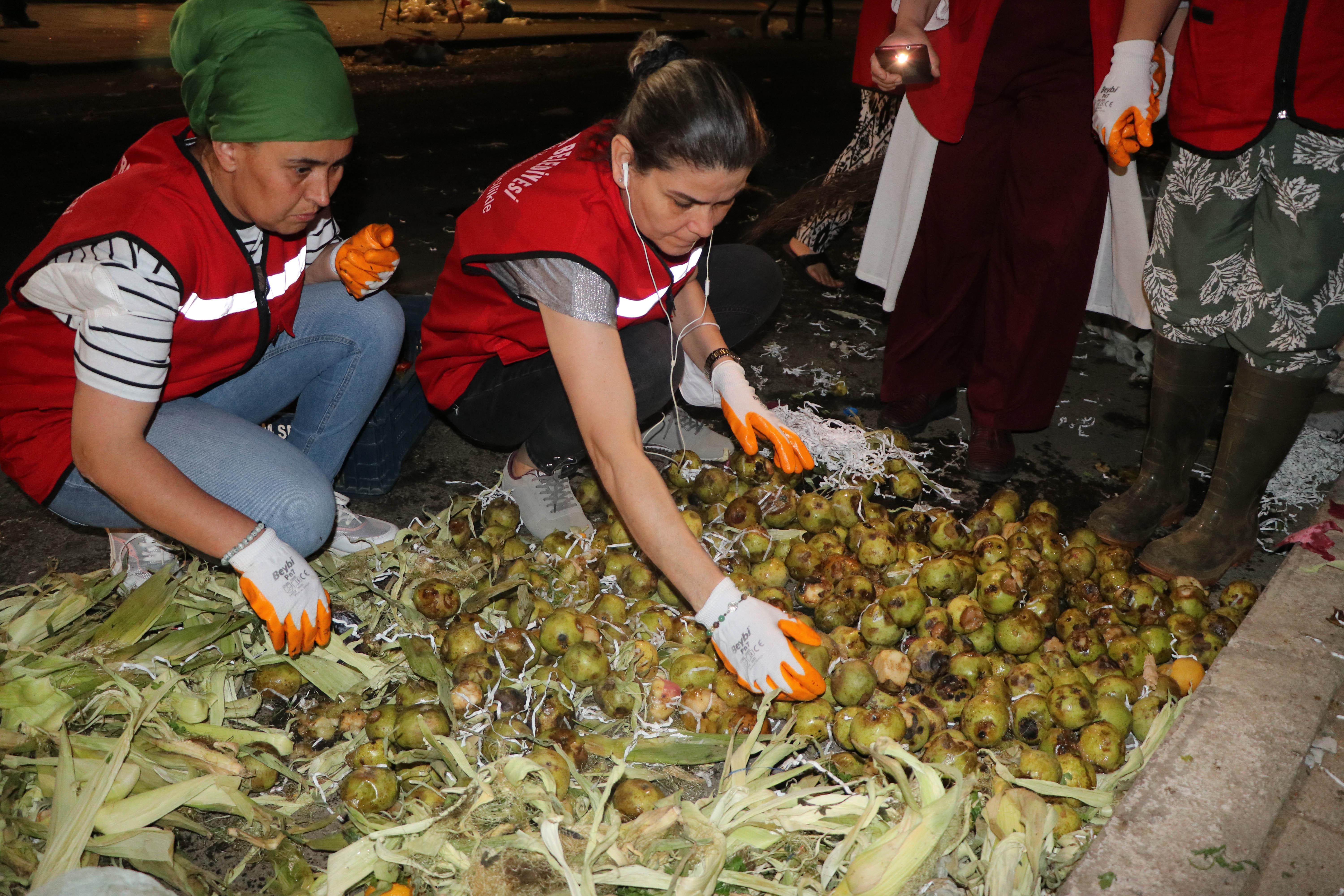 Gönüllü kadınlar, pazardaki sebze meyve atıklarını toplayıp gübreye dönüştürüyor
