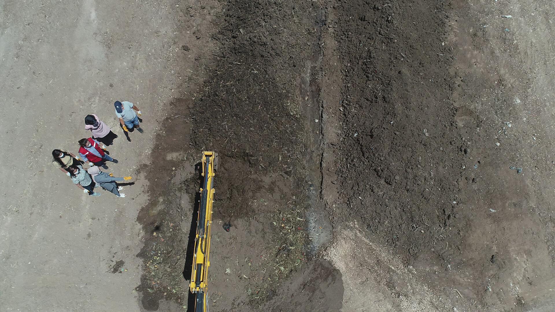 Gönüllü kadınlar, pazardaki sebze meyve atıklarını toplayıp gübreye dönüştürüyor