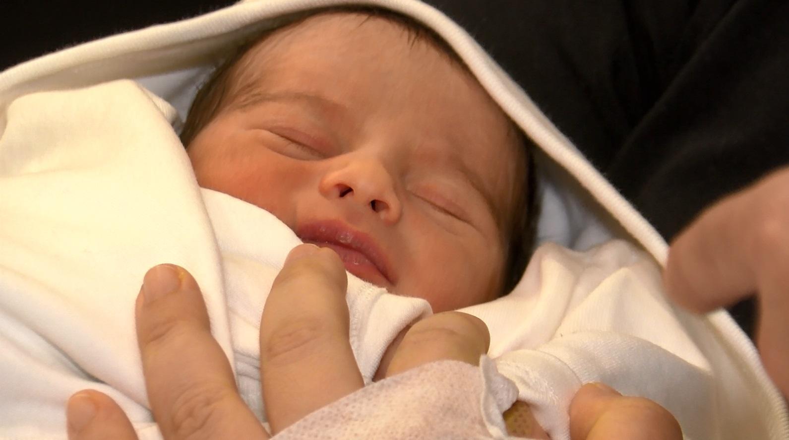 Anne karnında savaştı; doktorların mucize bebeği...