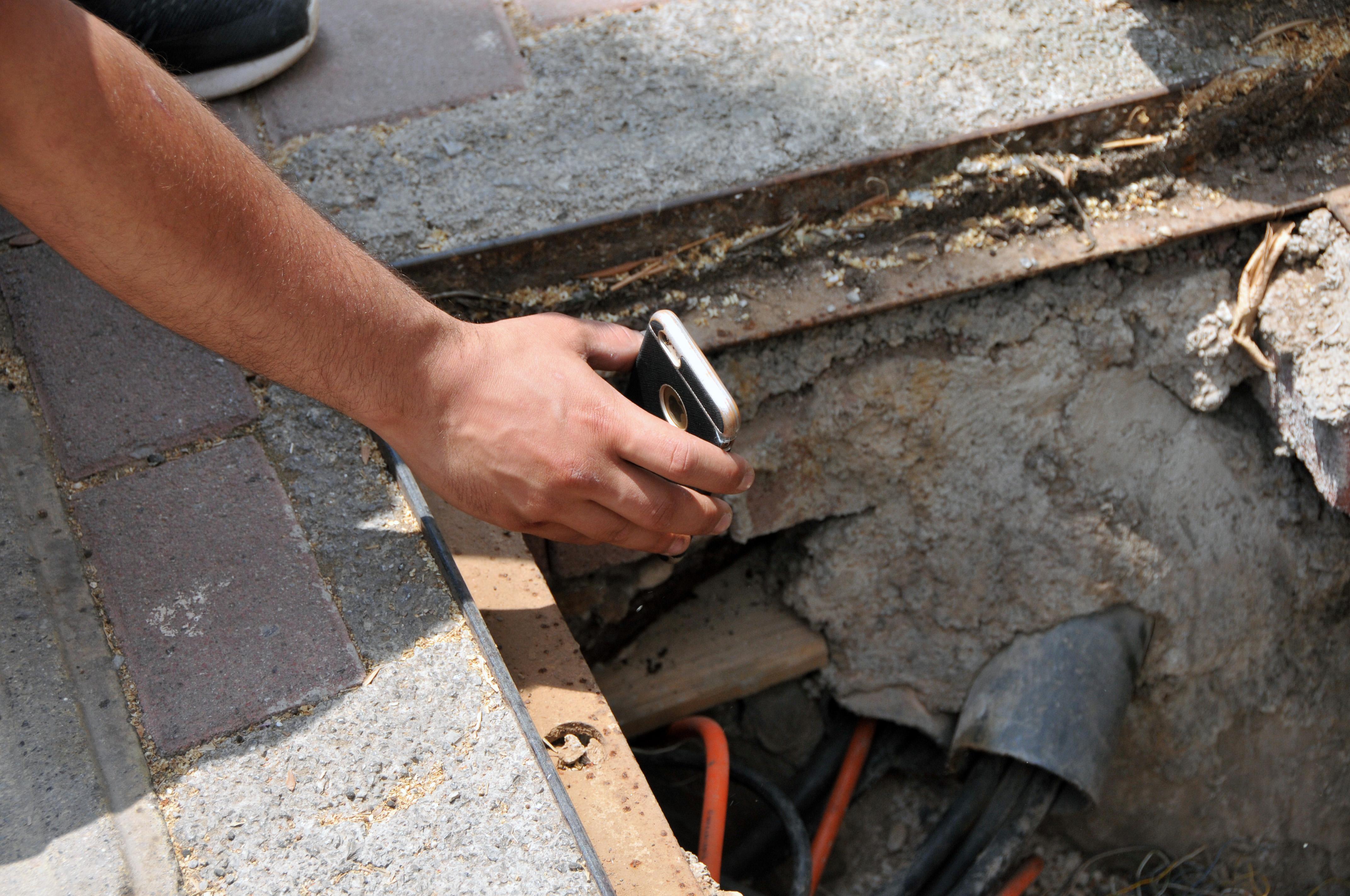 Yavru kediyi, kedi sesi dinleterek kurtardılar
