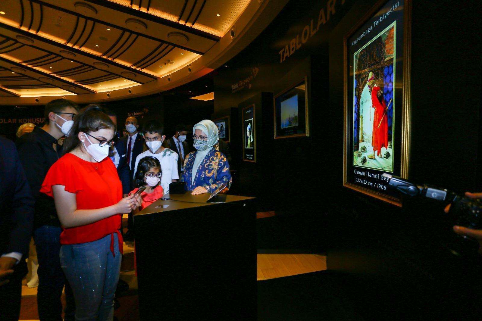 Emine Erdoğan, Millet Kütüphanesinde dijital resim sergisini açtı