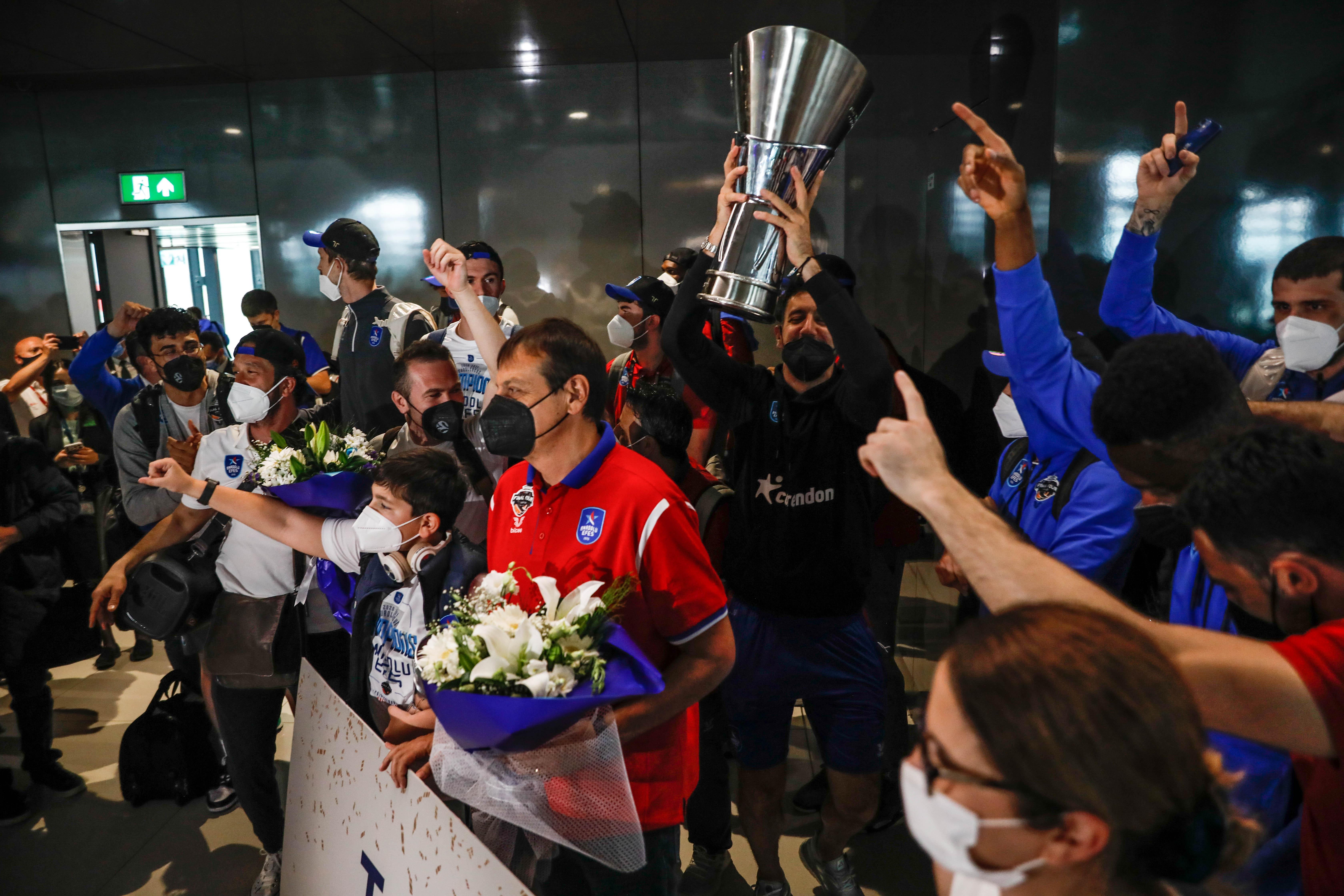 Euroleague şampiyonu Anadolu Efes, yurda döndü