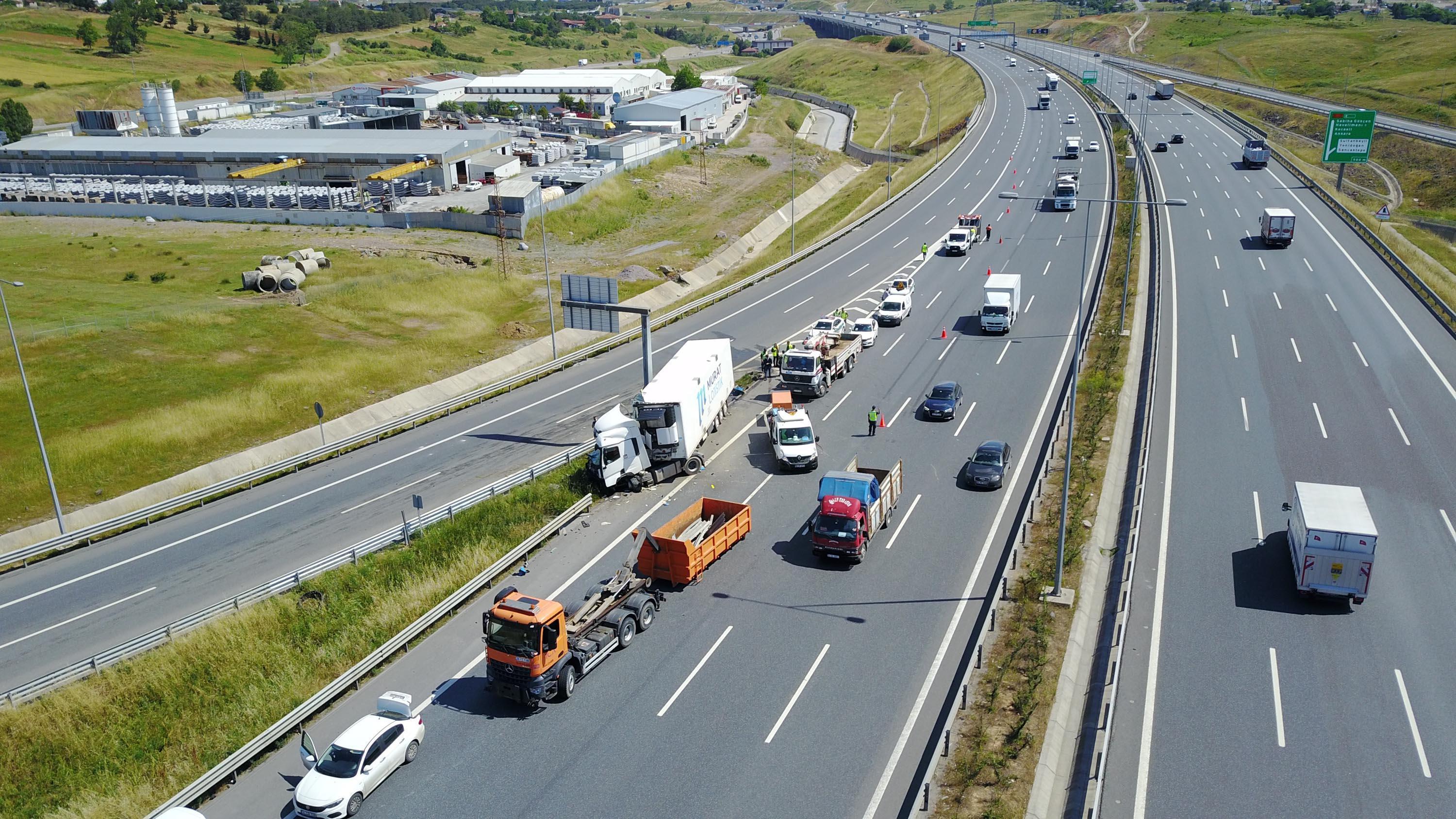 Sancaktepe Kuzey Marmara Otoyolunda TIR bariyerlere girdi