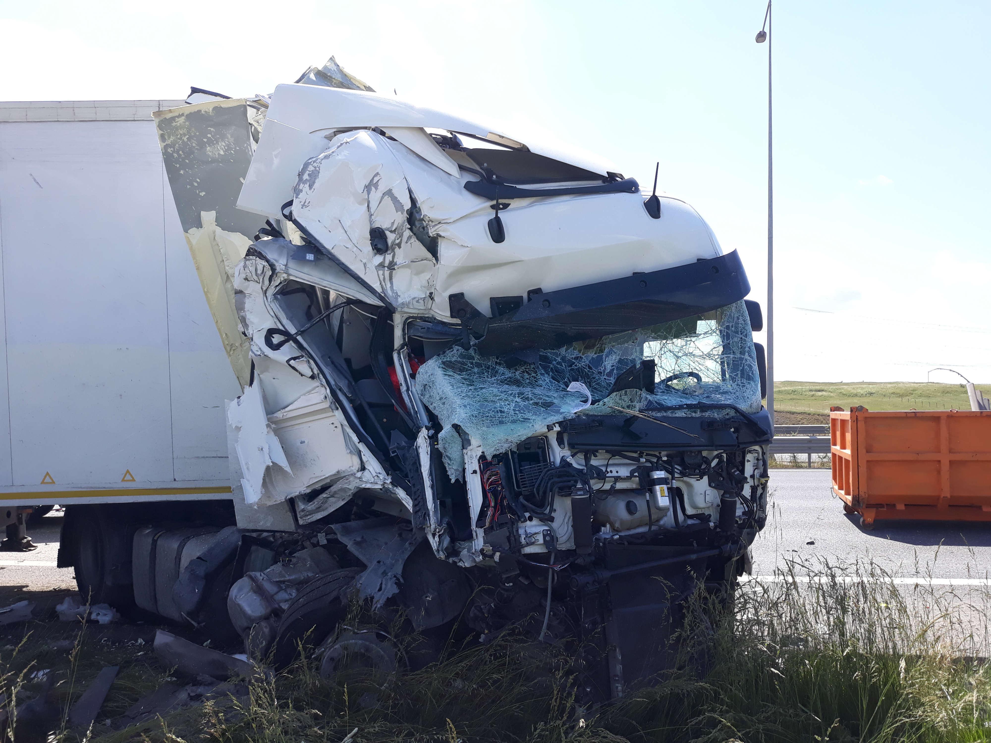 Sancaktepe Kuzey Marmara Otoyolunda TIR bariyerlere girdi