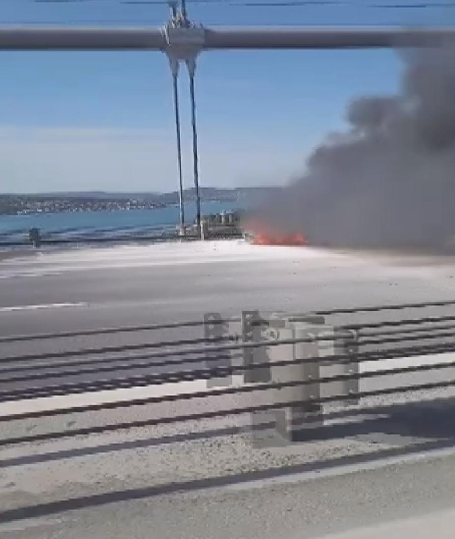 Fatih Sultan Mehmet Köprüsünde otomobil yanıyor