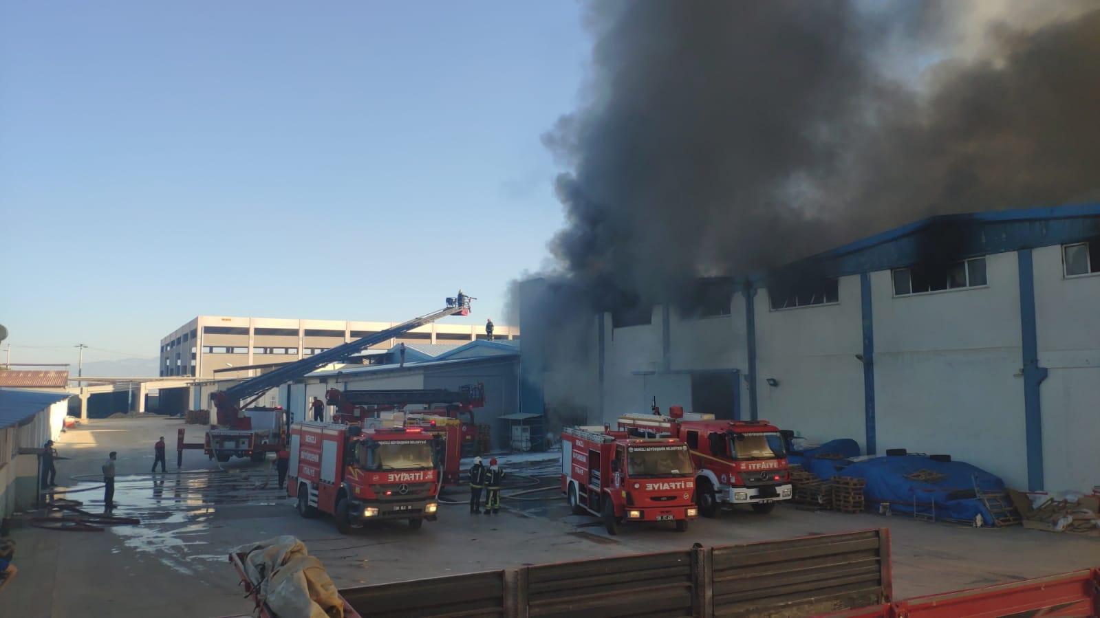 Denizlide nevresim fabrikasında yangın