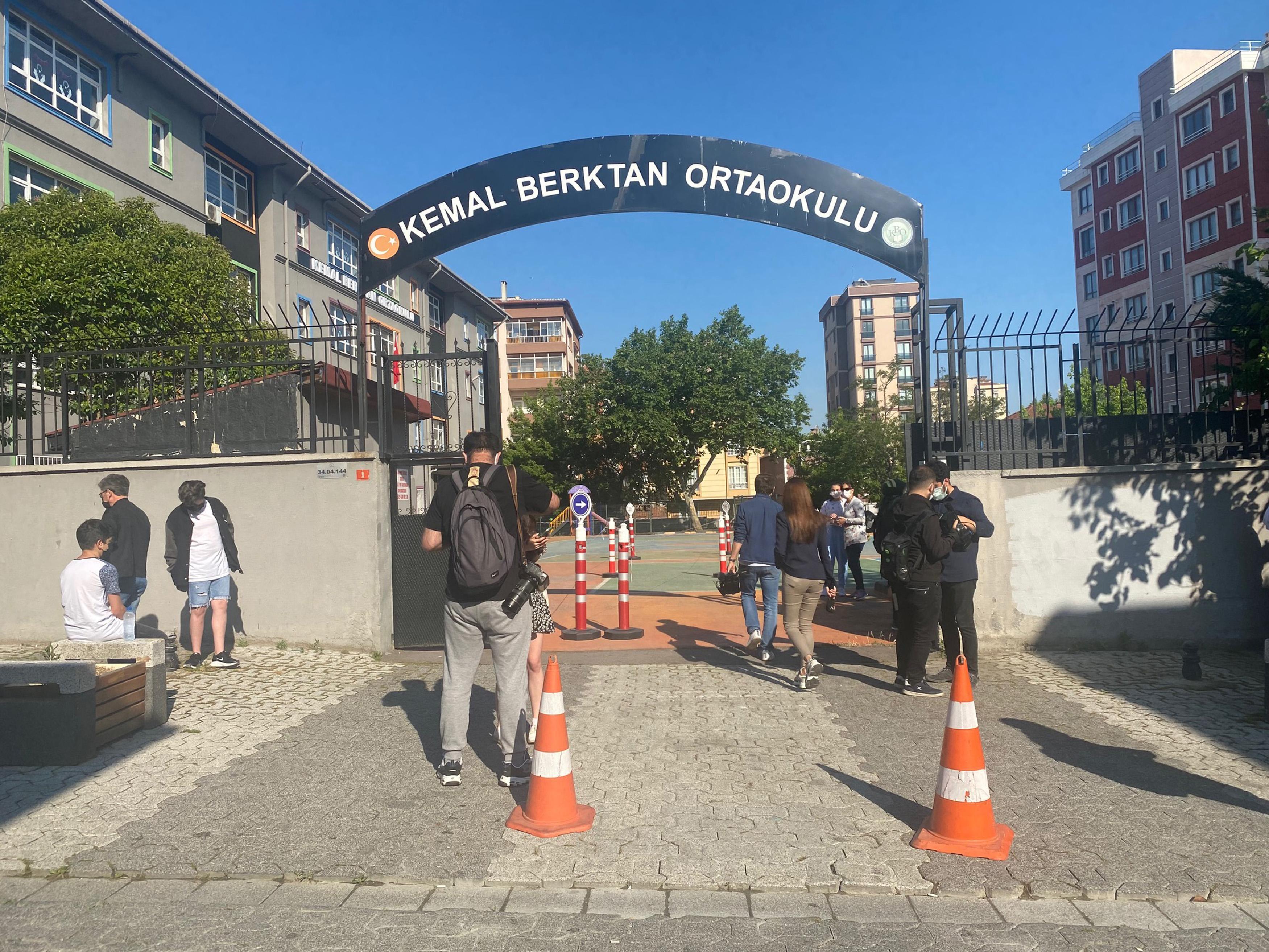 LGSde ilk oturum başladı; öğrenciler içeride, veliler dışarıda ter döküyor