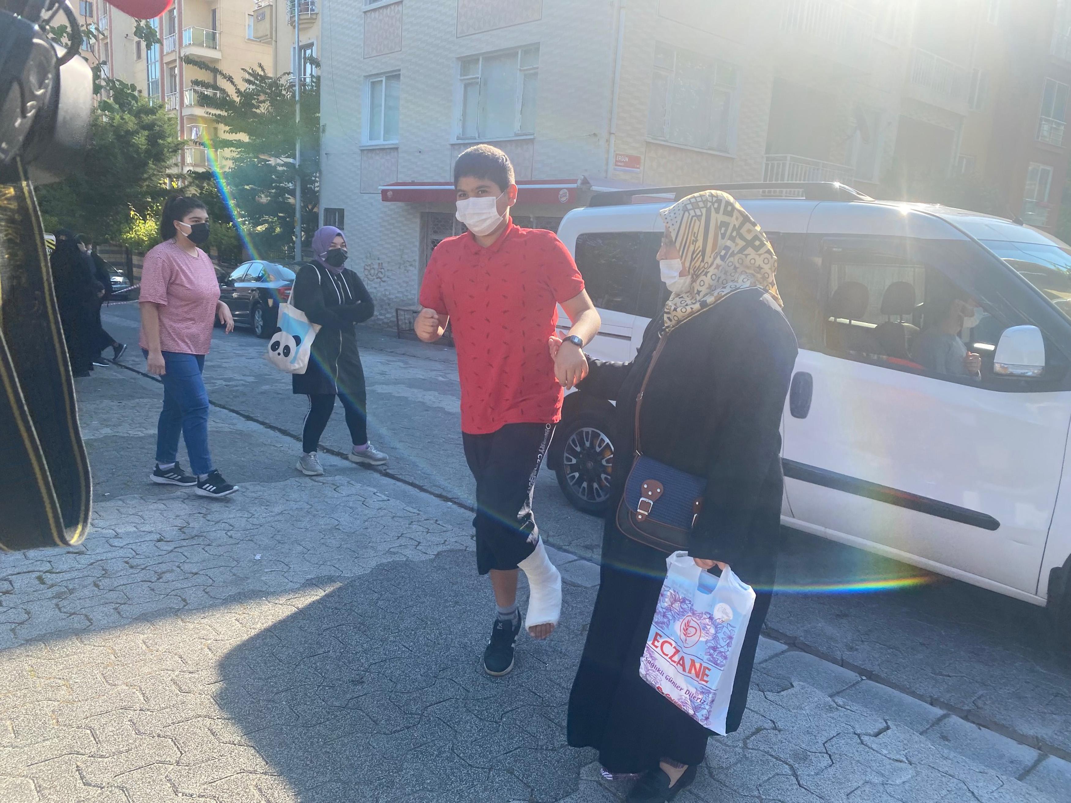 LGSde ilk oturum başladı; öğrenciler içeride, veliler dışarıda ter döküyor