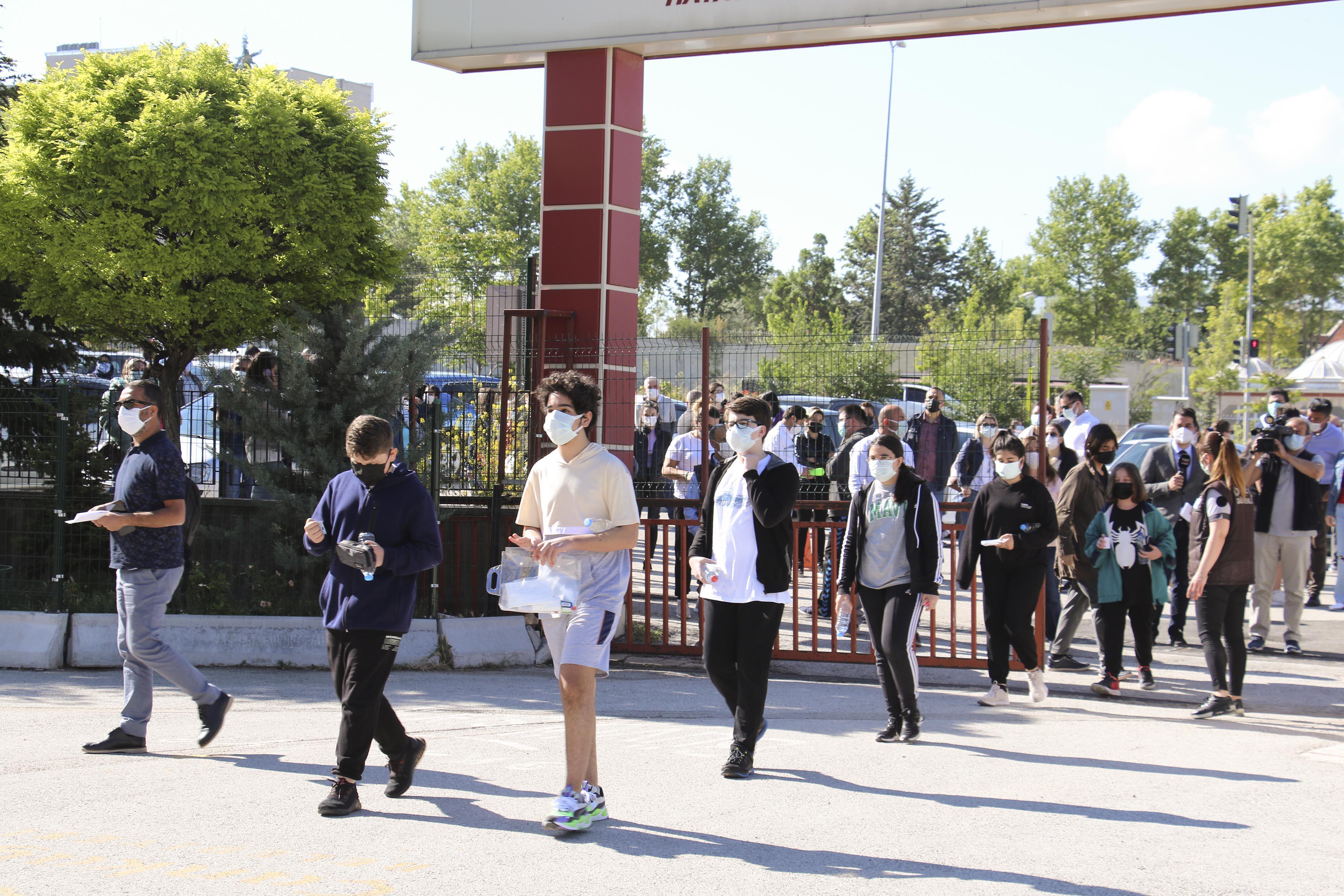 LGSde ilk oturum başladı; öğrenciler içeride, veliler dışarıda ter döküyor