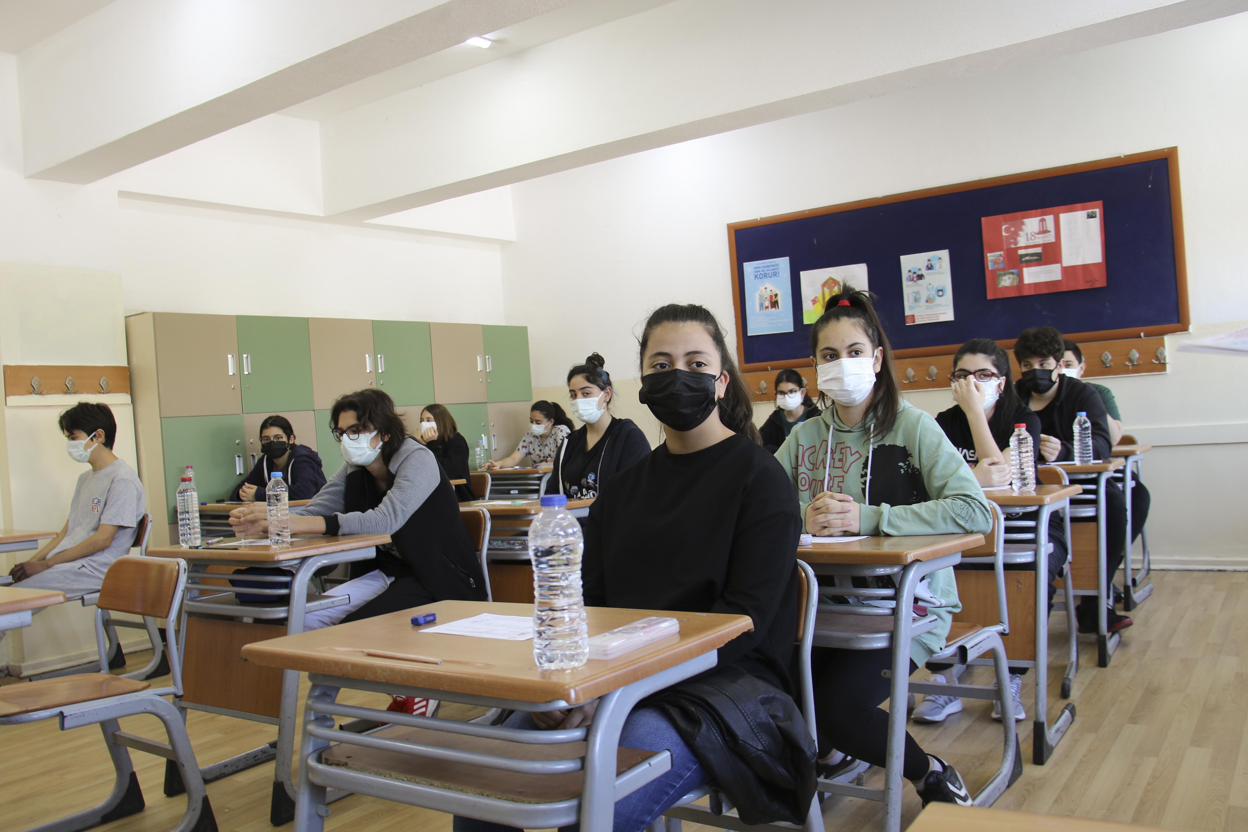 LGSde ilk oturum başladı; öğrenciler içeride, veliler dışarıda ter döküyor