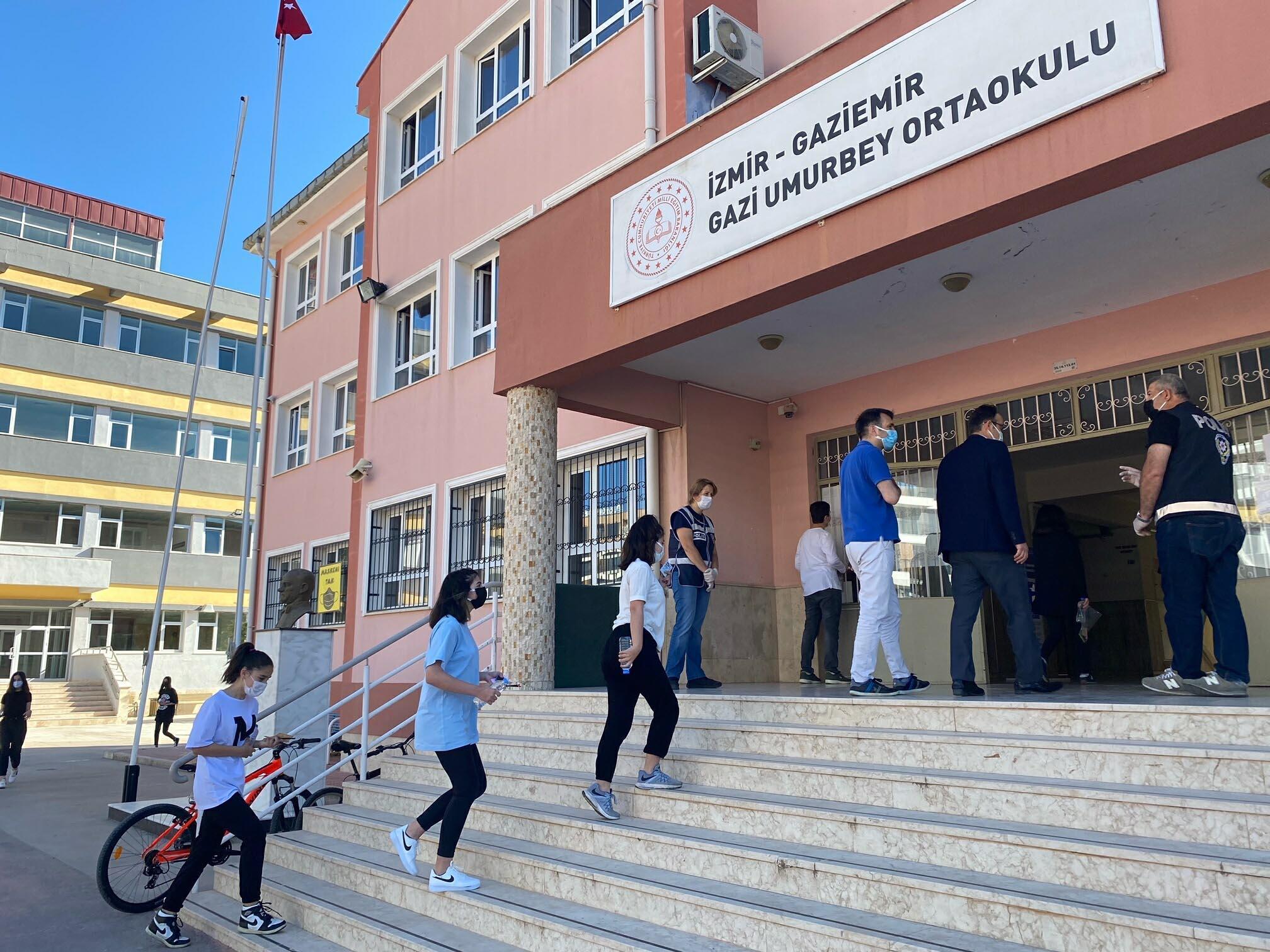 LGSde ilk oturum başladı; öğrenciler içeride, veliler dışarıda ter döküyor