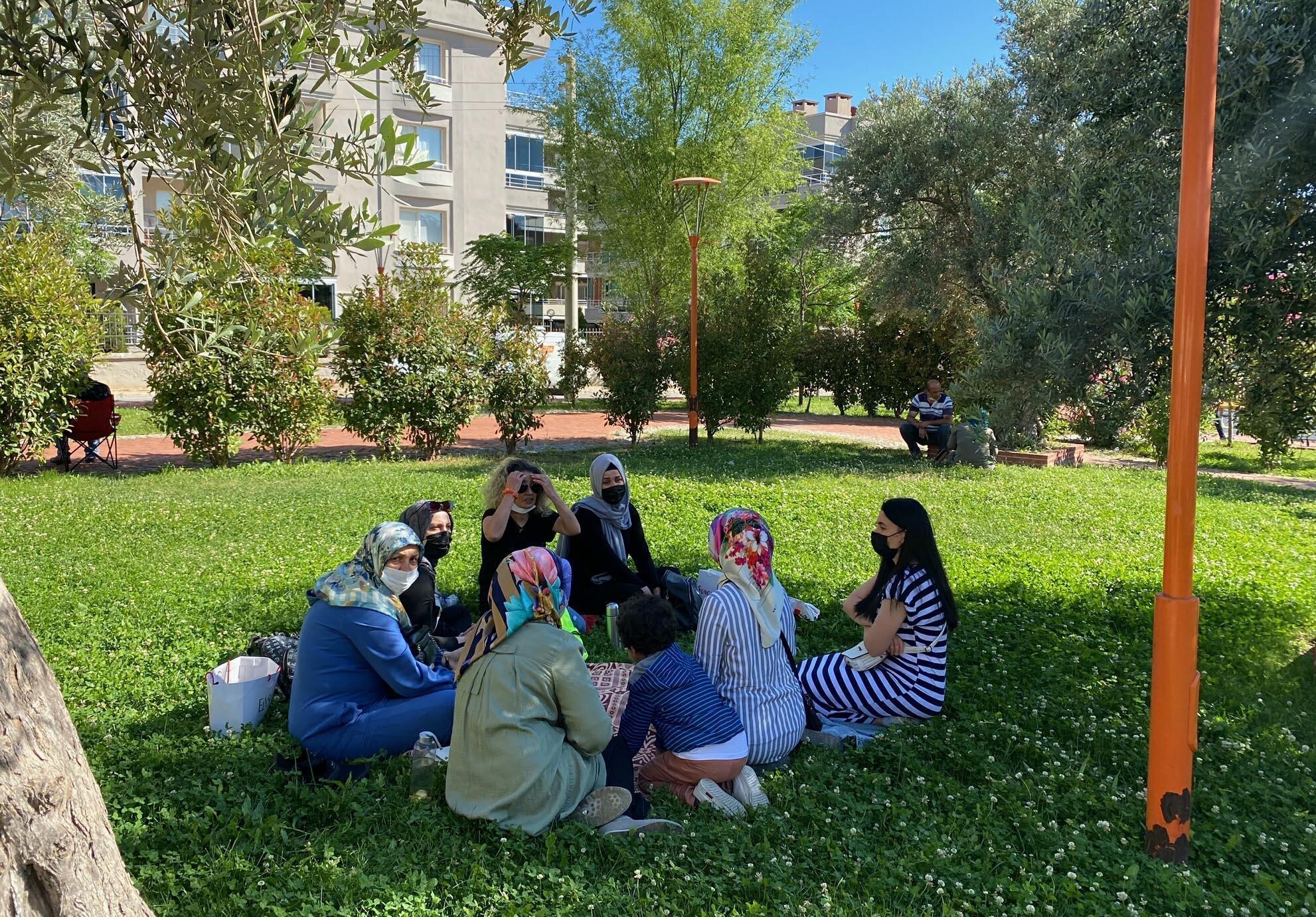 LGSde ilk oturum başladı; öğrenciler içeride, veliler dışarıda ter döküyor