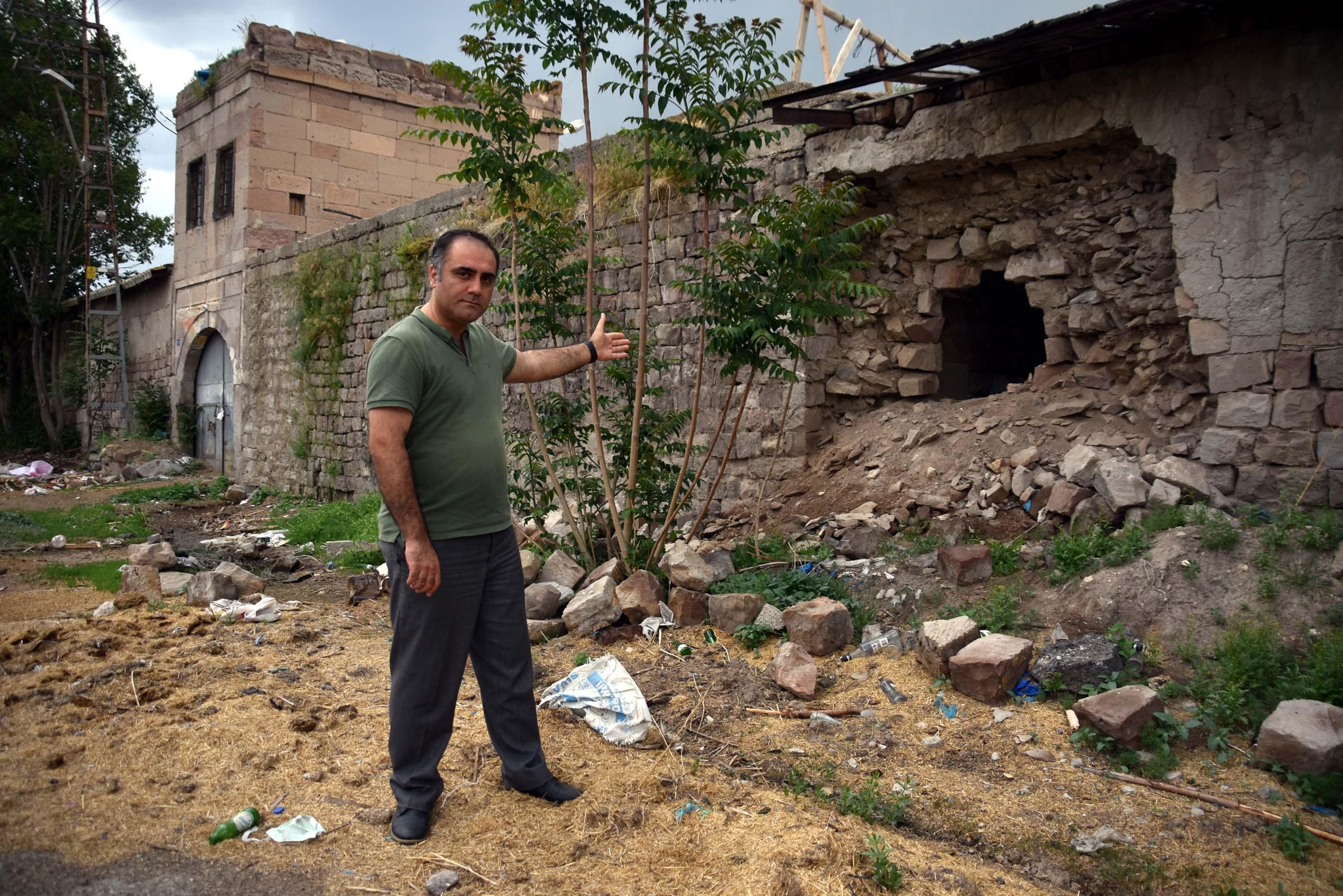 Atatürk’ün harf inkılabı için ziyaret ettiği tarihi han, ahır olarak kullanılıyor