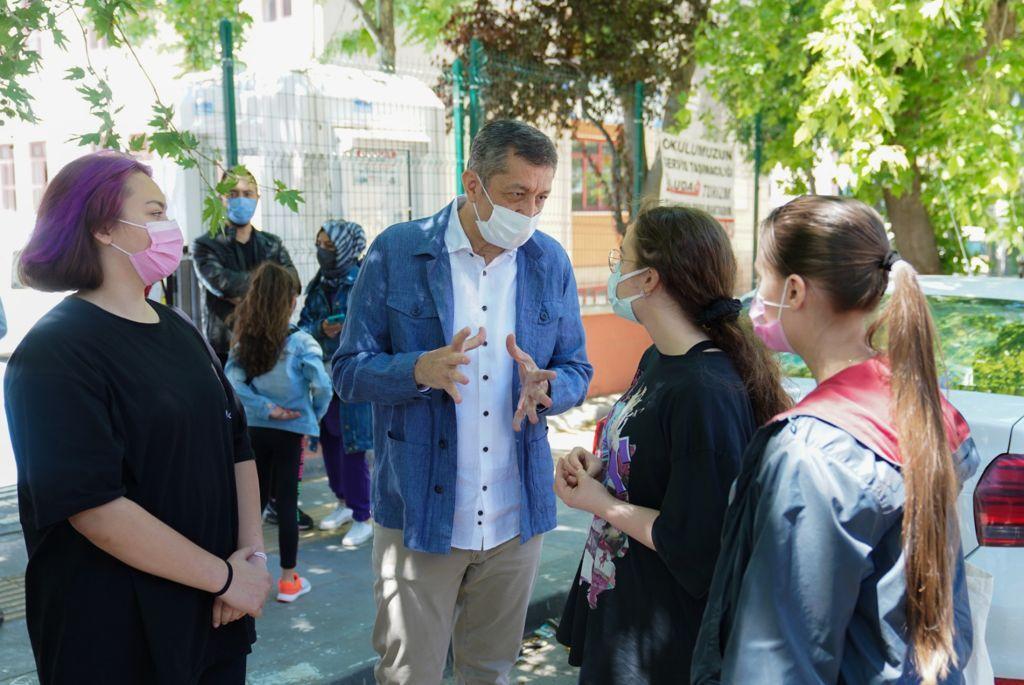 Bakan Selçuk, LGS çıkışında öğrenciler ve velilerle bir araya geldi