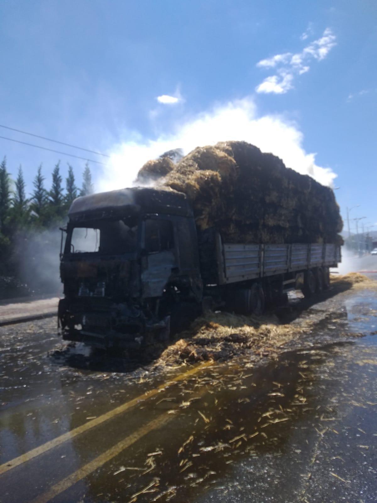 Saman yüklü kamyon seyir halindeyken alev aldı