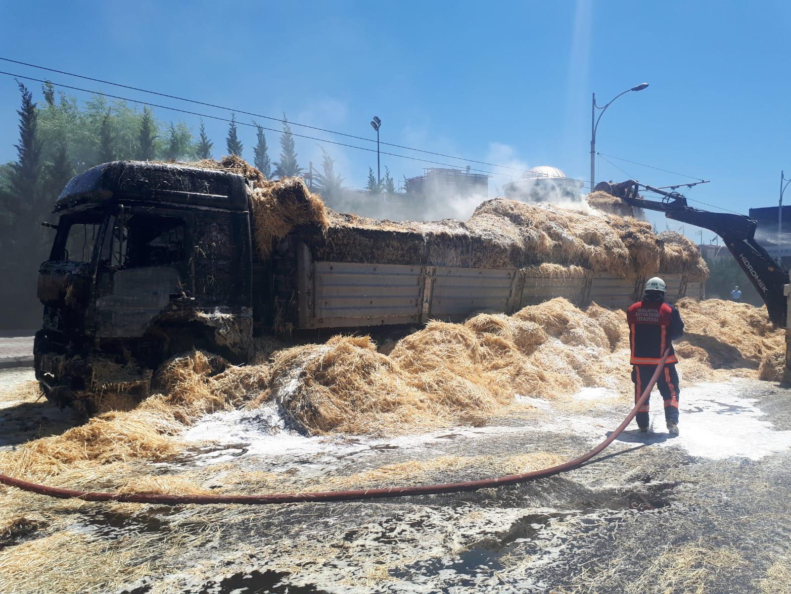 Saman yüklü kamyon seyir halindeyken alev aldı