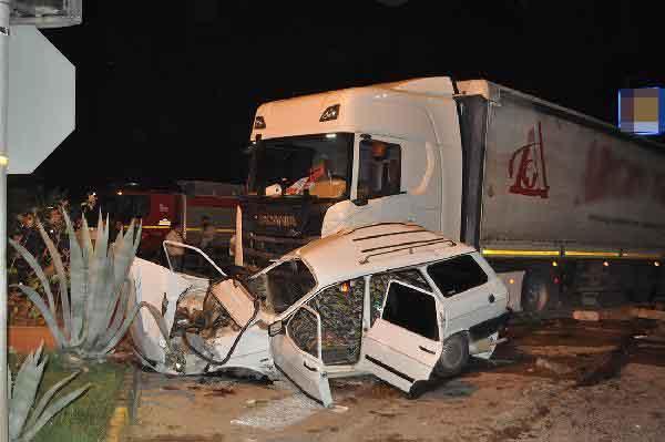 TIR ile otomobil çarpıştı: 1’i ağır, 2 yaralı