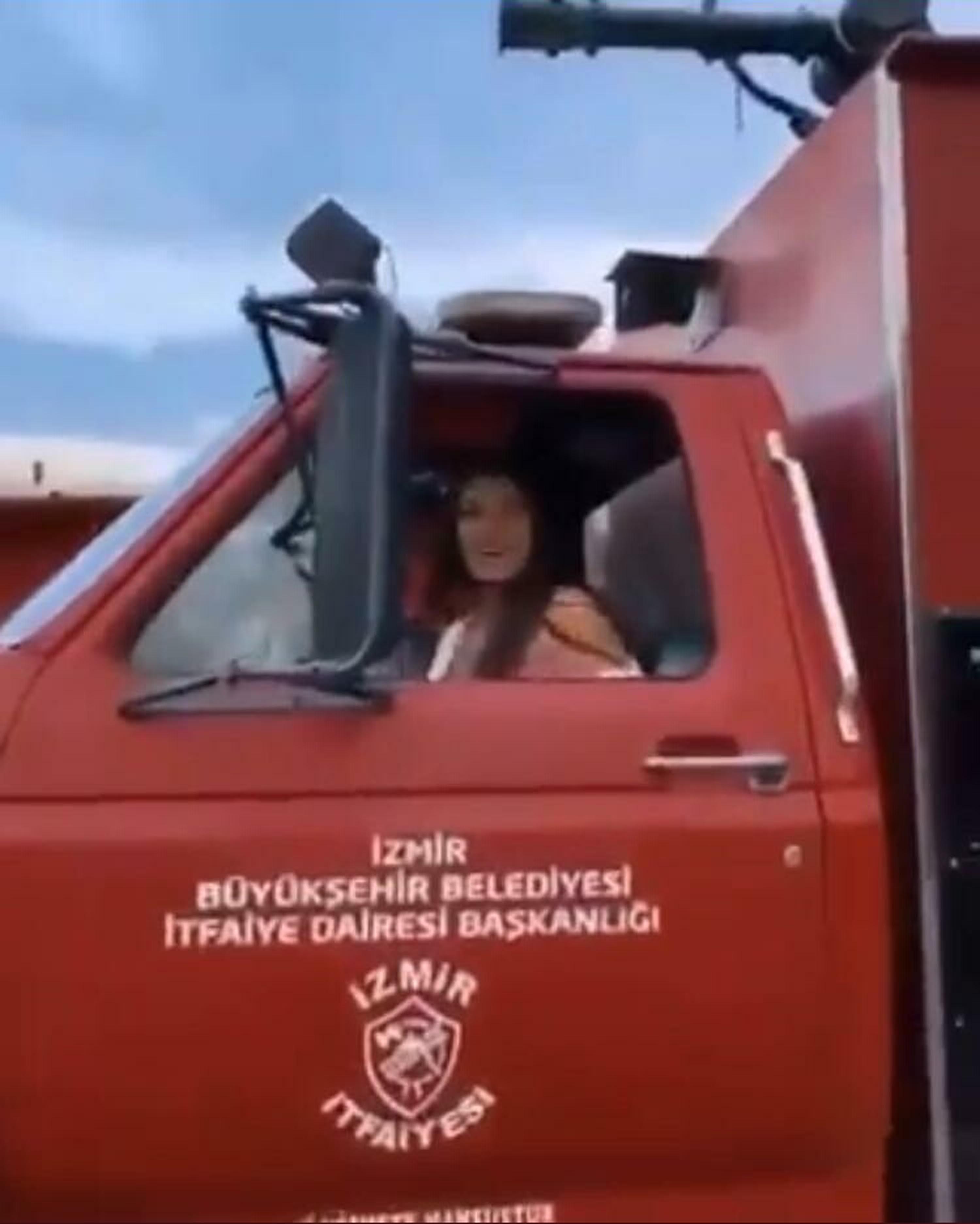 İtfaiye aracındaki kadınlar: Arkadaşımızın çocukluk hayalini gerçekleştirdik