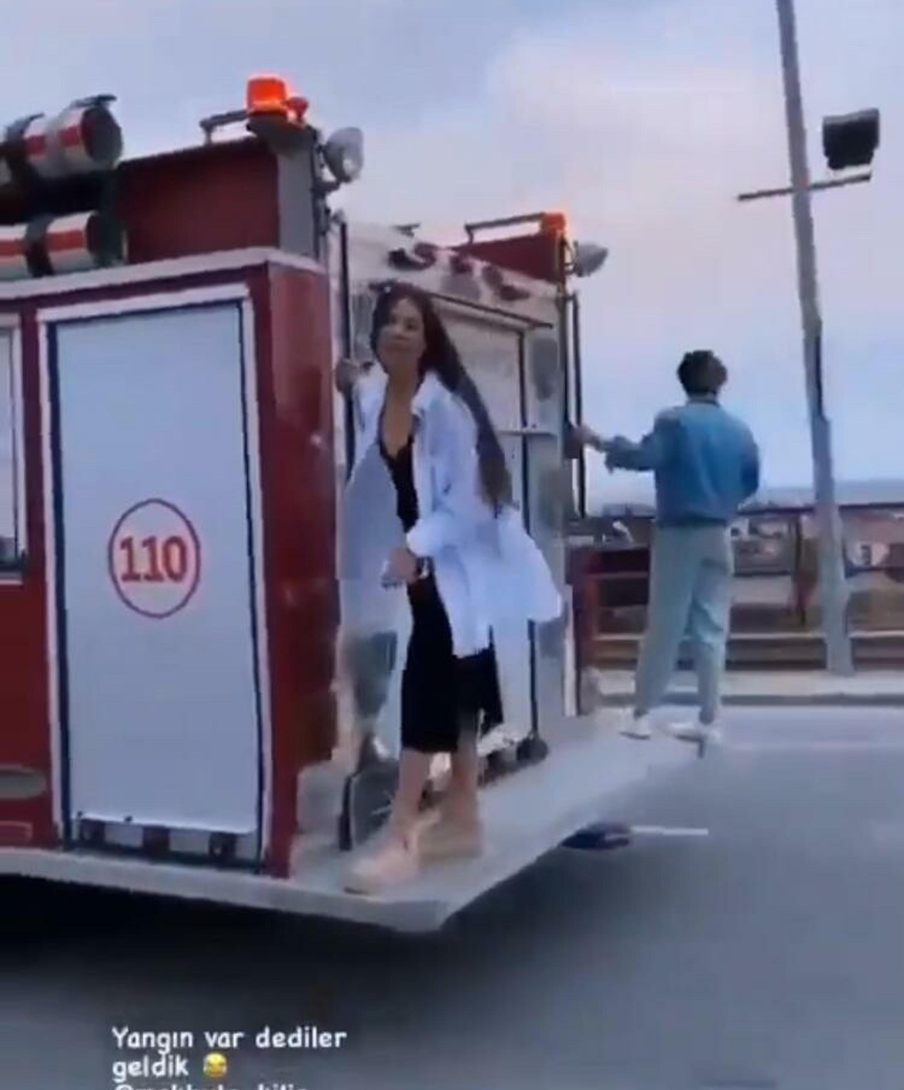 İtfaiye aracındaki kadınlar: Arkadaşımızın çocukluk hayalini gerçekleştirdik