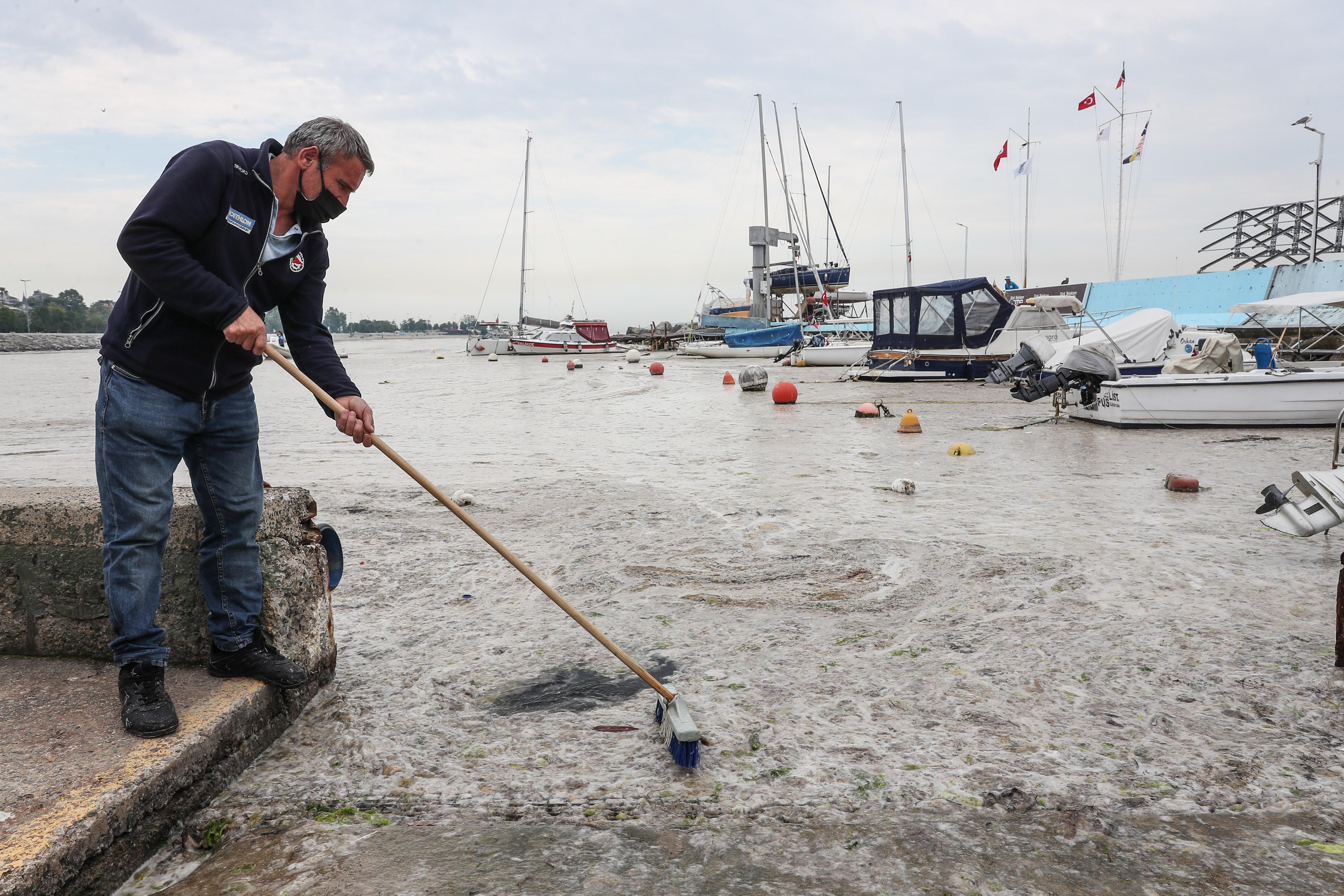 Kadıköy Kurbağalıdere ile sahilleri deniz salyası kapladı; ekipler temizlik çalışması yaptı