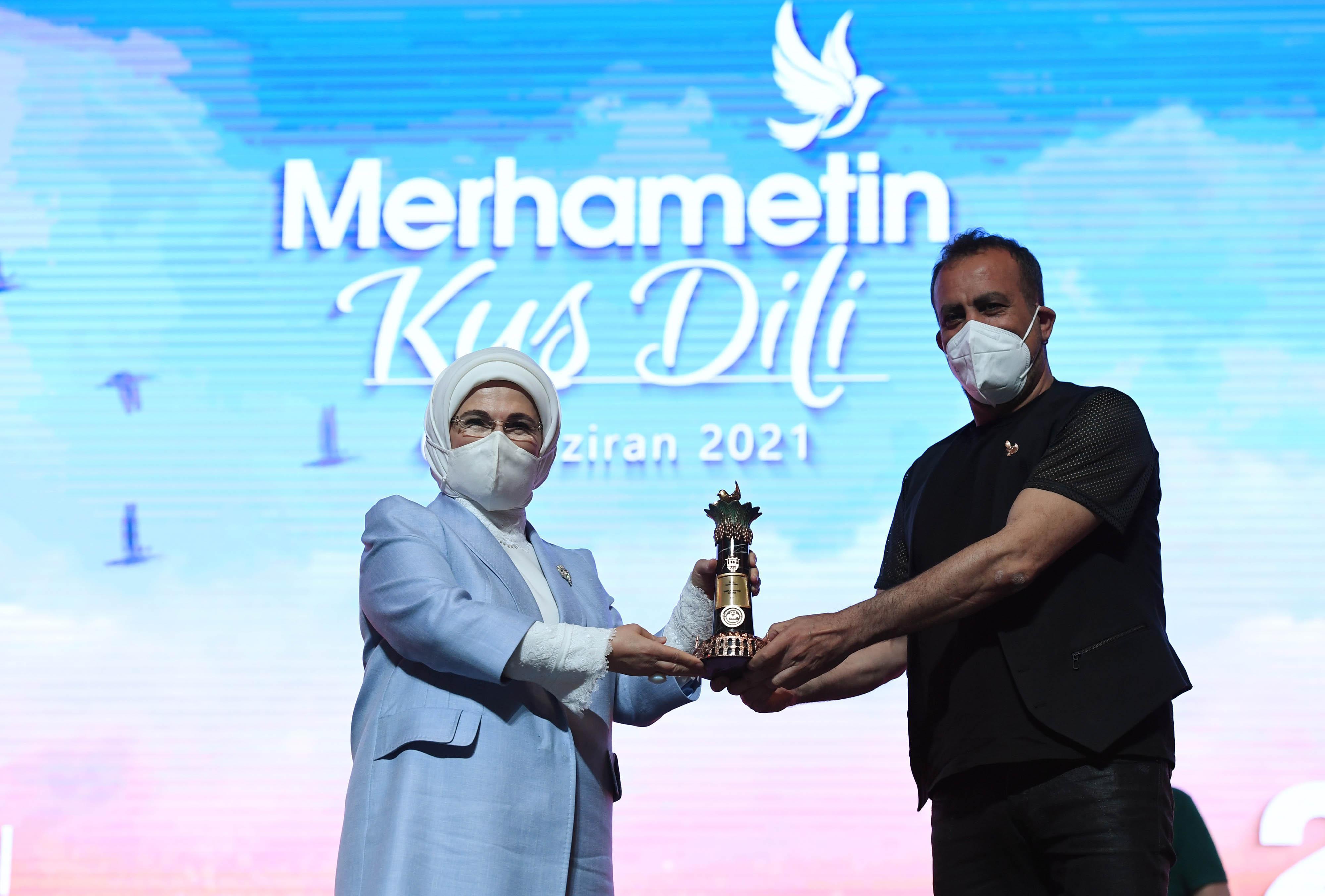 Emine Erdoğan: Teknolojik ilerlemeyle eş zamanlı manevi ilerleme sağlayamıyoruz