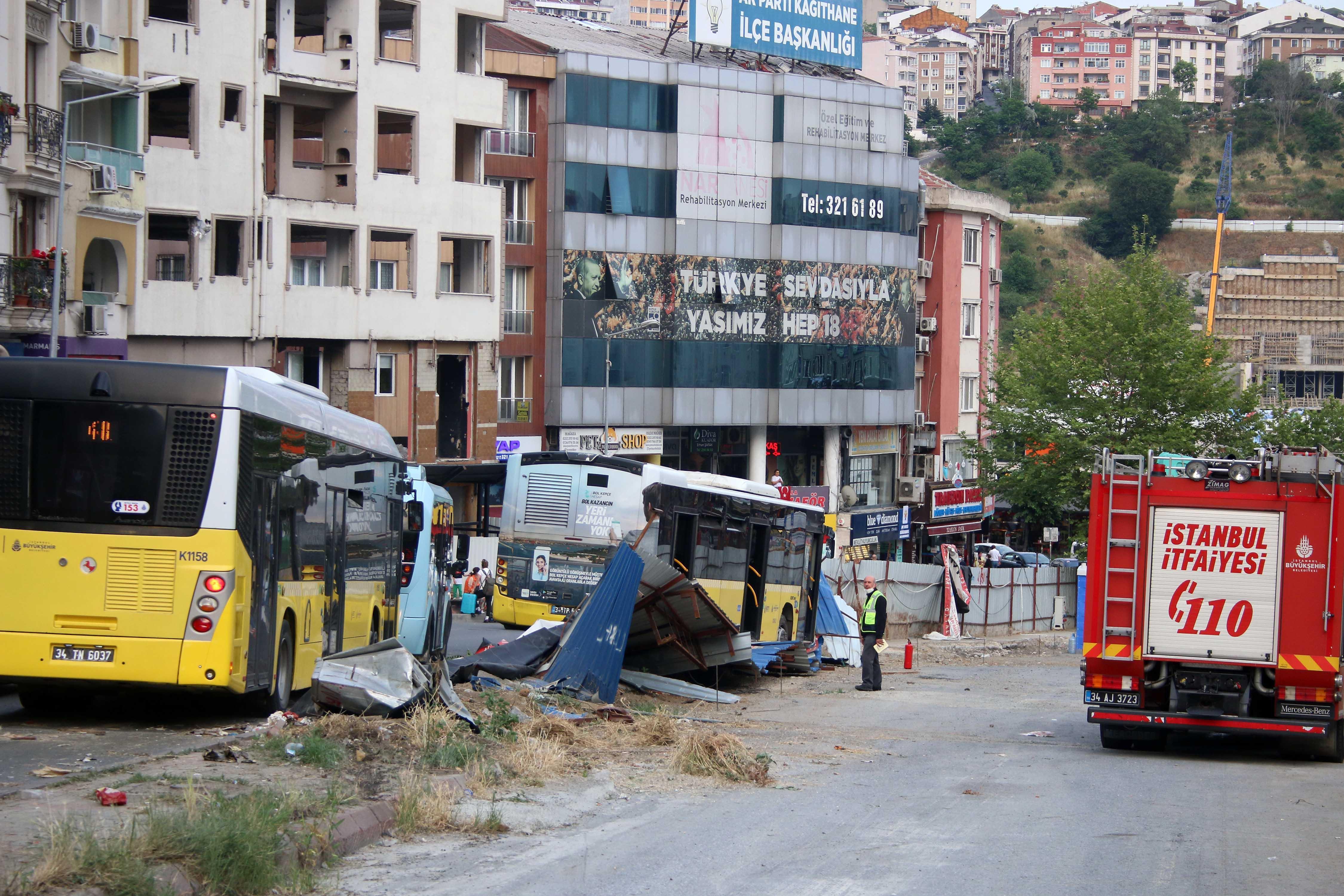 Kağıthanede yokuş aşağı kontrolden çıkan otobüs, sac perdelere çarparak durabildi