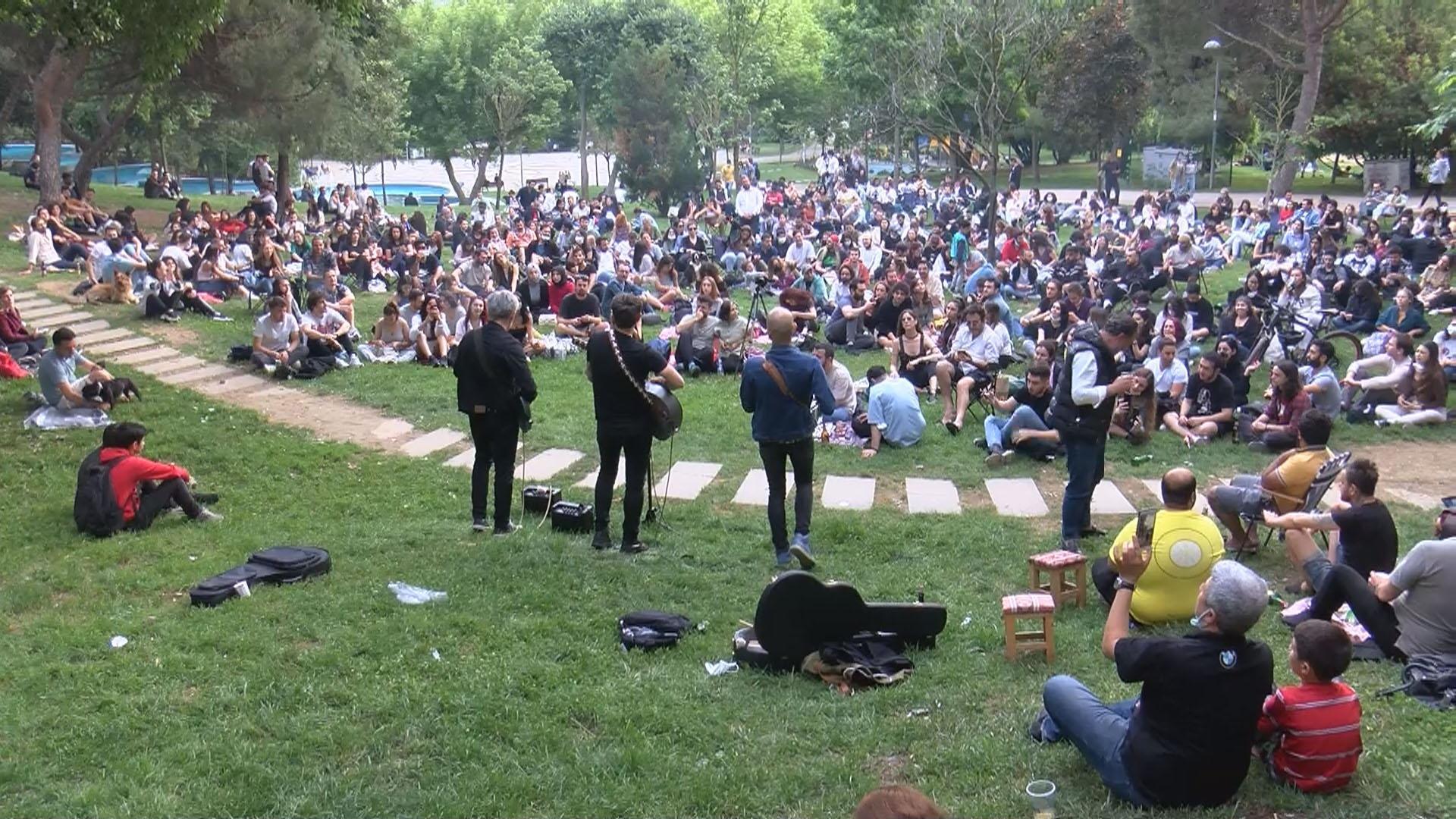 Maçka Parkında sosyal mesafesiz konser