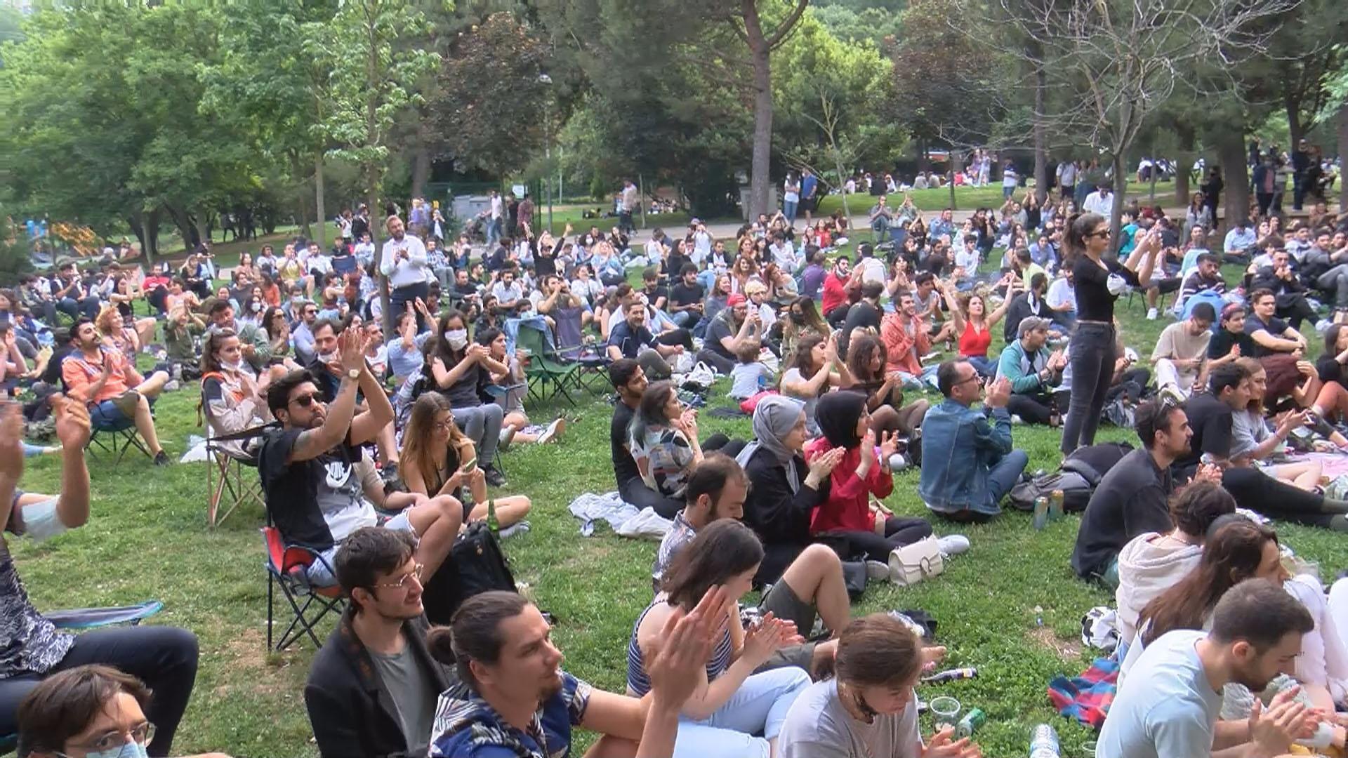 Maçka Parkında sosyal mesafesiz konser