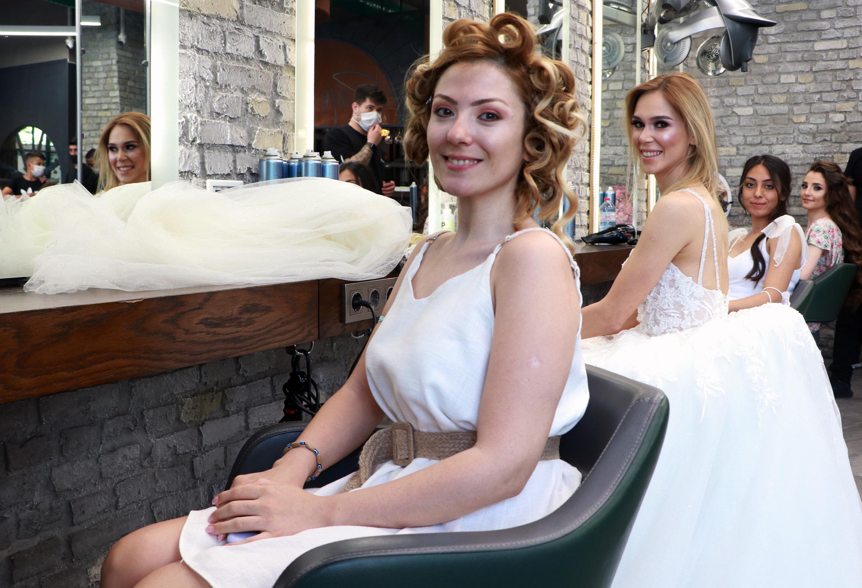 Adanada, kadın kuaförlerinde gelin yoğunluğu