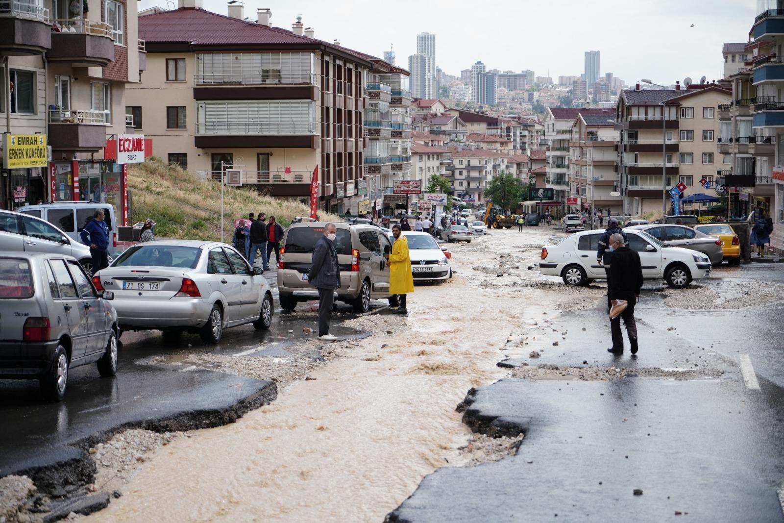 Ankarada sel: Otomobiller ve çöp konteynerleri sürüklendi