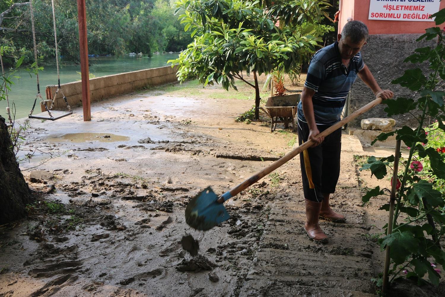 Sel sularıyla tarlalara sürüklenen balıkları topladılar