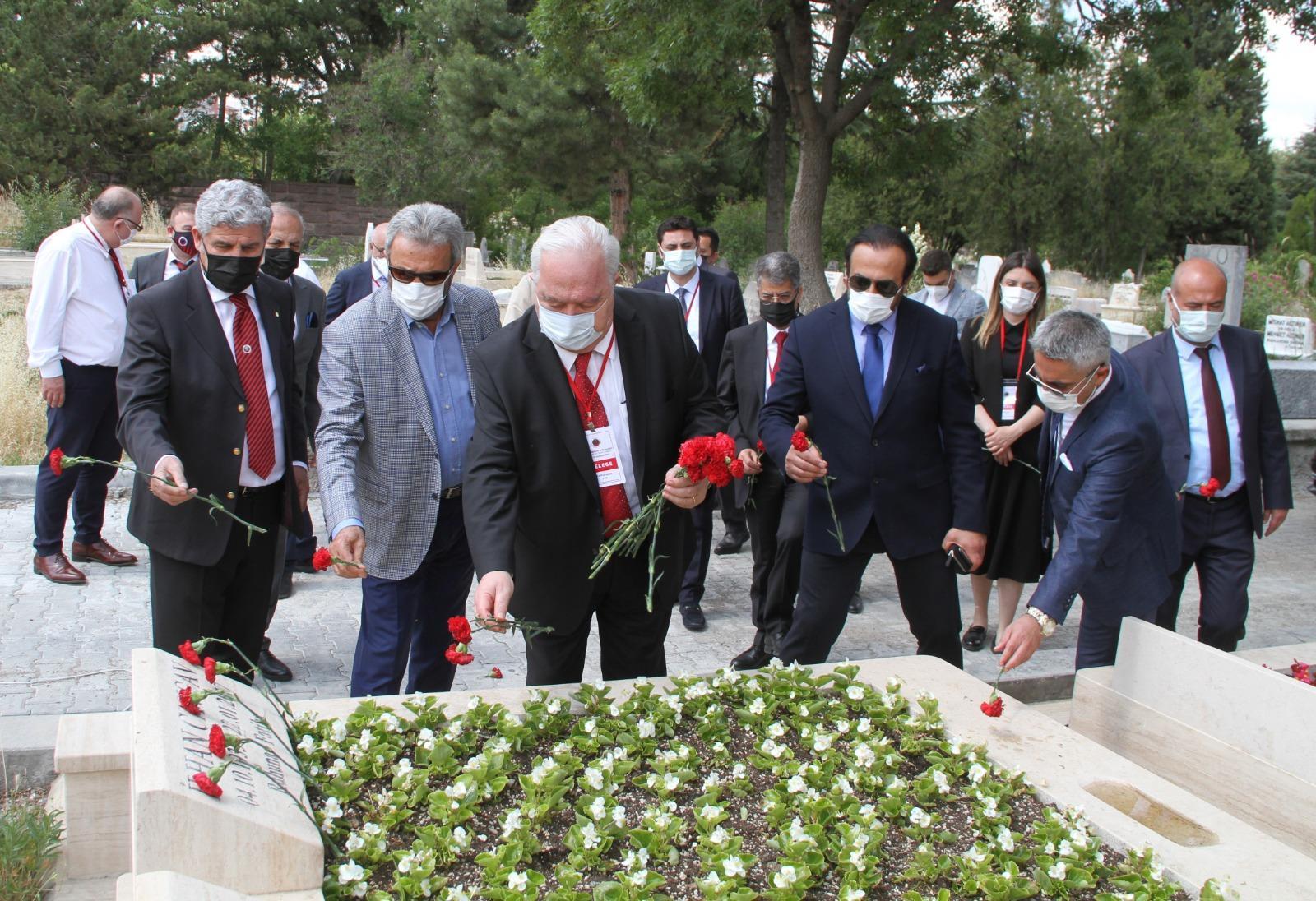 Gençlerbirliğinin yeni yönetimi, onursal başkan İlhan Cavcav’ın kabrini ziyaret etti