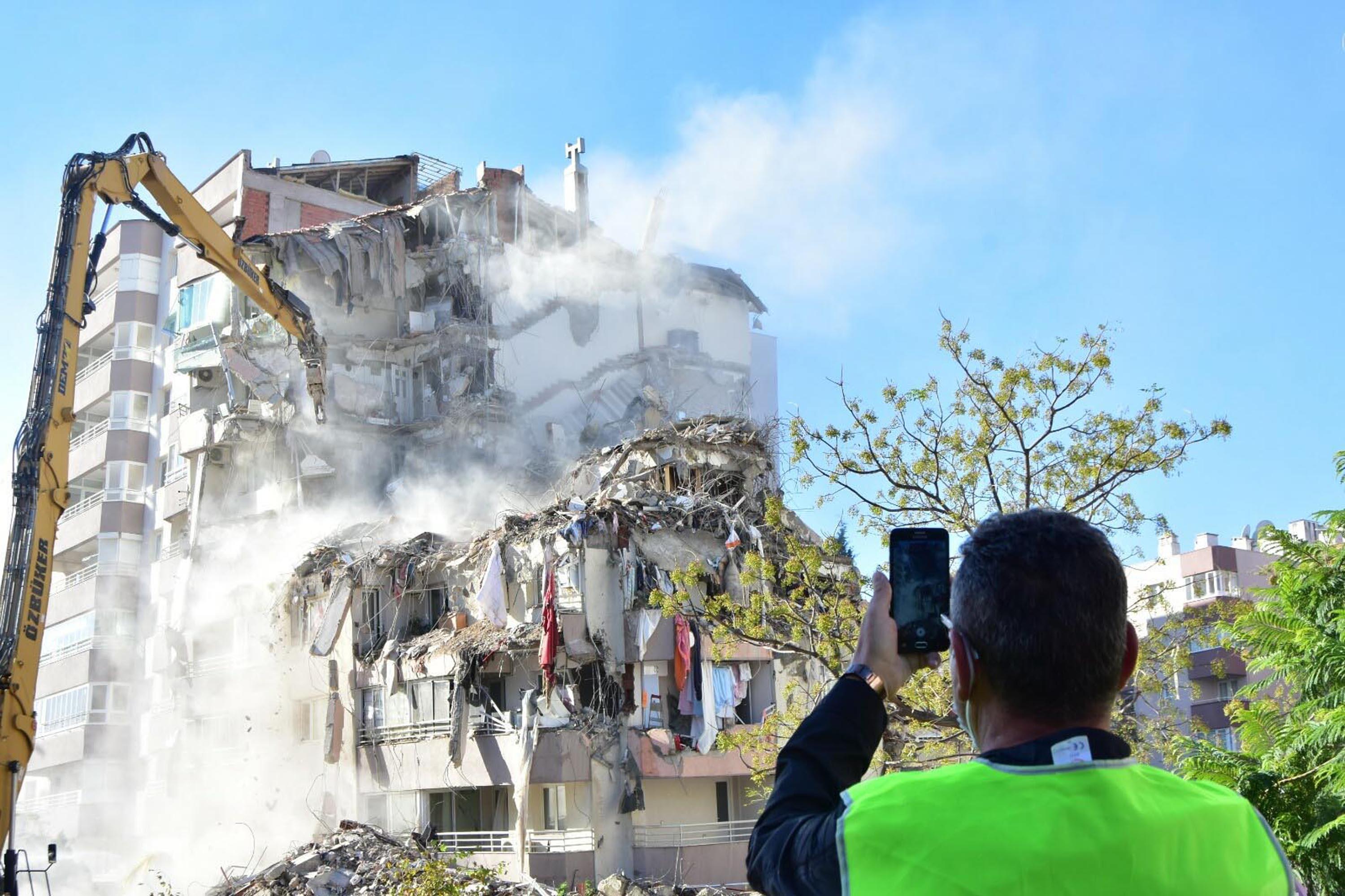 İzmirdeki depremde yıkılan Yılmaz Erbek Apartmanı iddianamesi kabul edildi