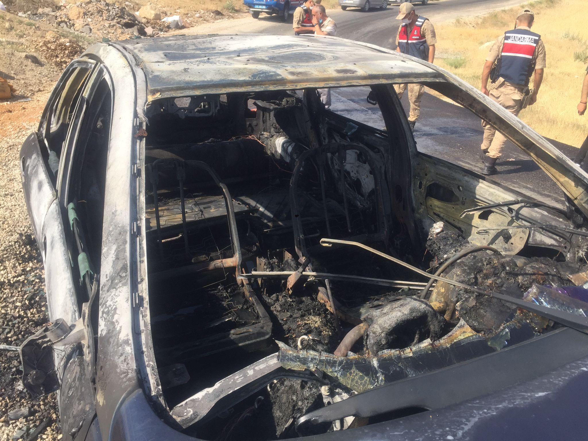 Sürücüsüyle birlikte yanan aracın yanına bırakılan notta büyük itiraf: Bombaları ben patlattım