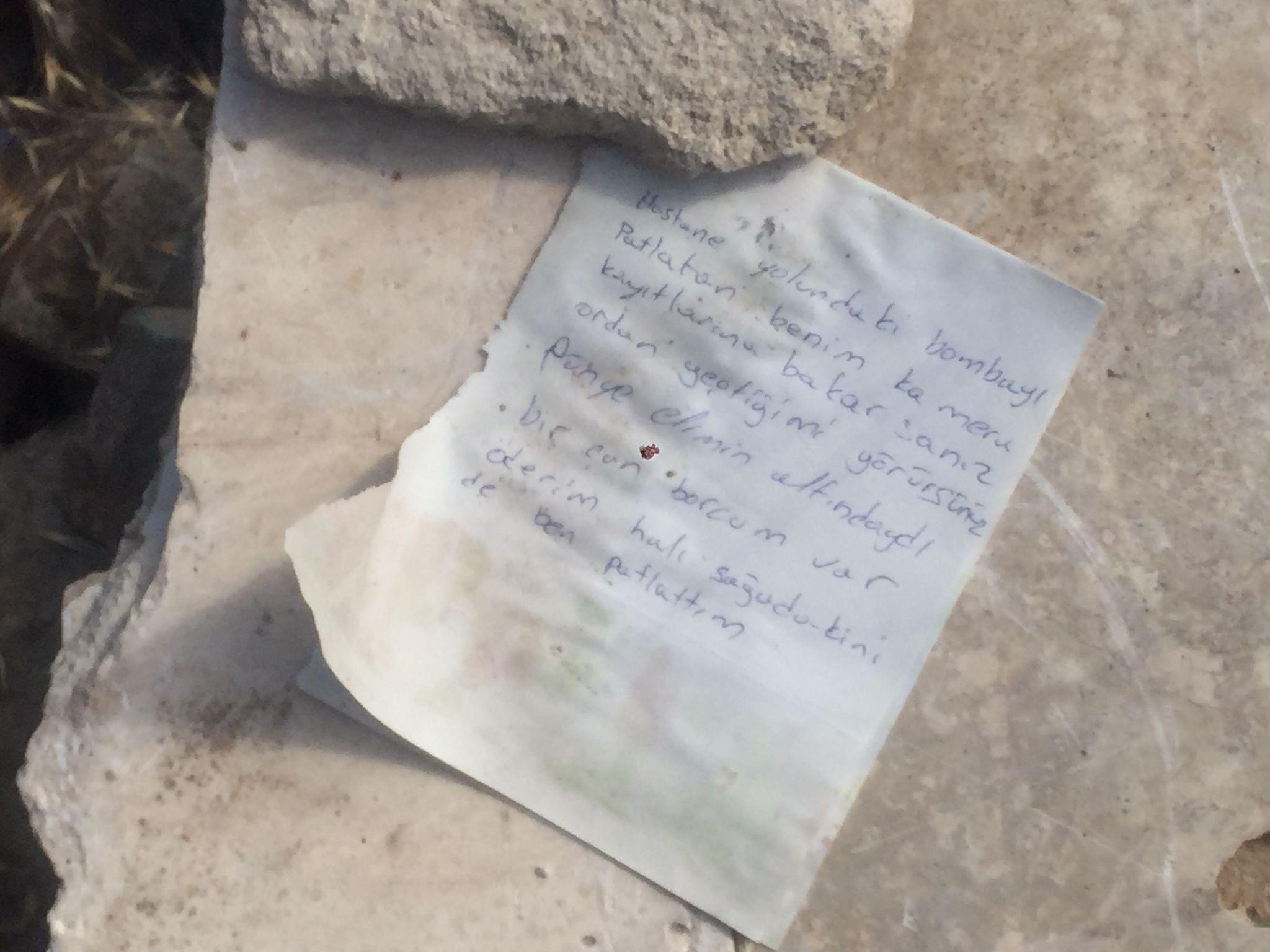 Sürücüsüyle birlikte yanan aracın yanına bırakılan notta büyük itiraf: Bombaları ben patlattım